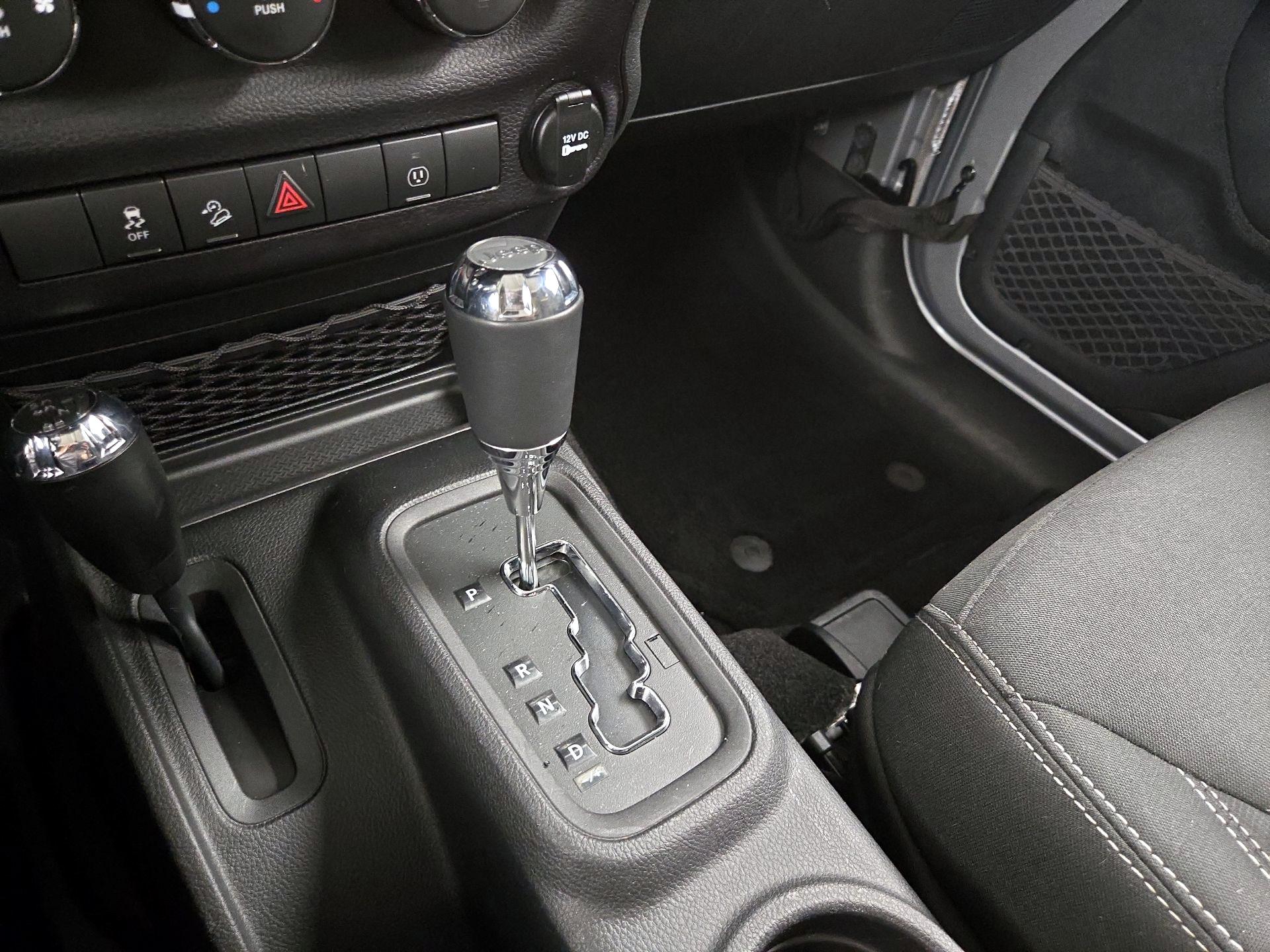 Thumbnail: 2015 Jeep Wrangler - 15