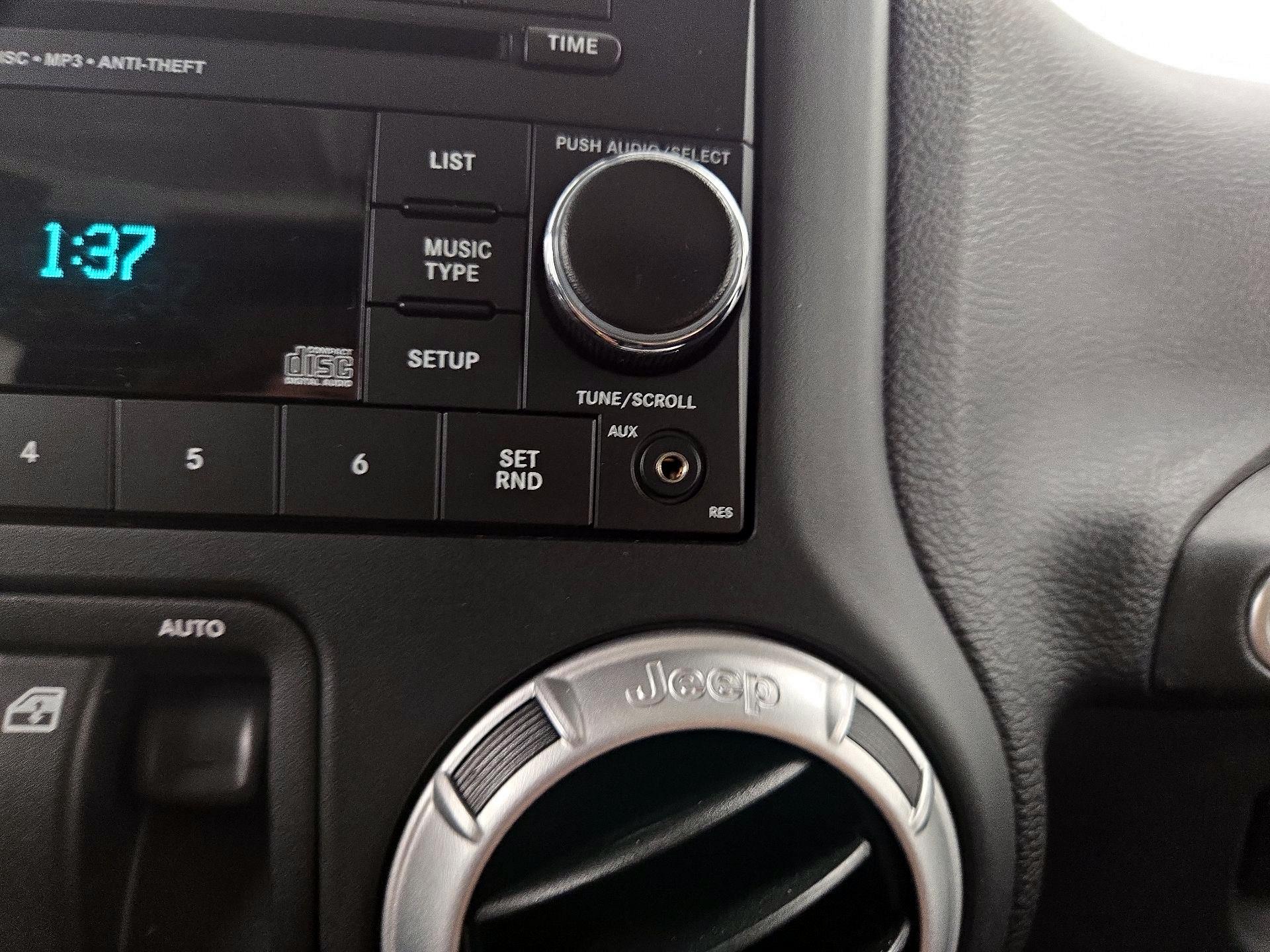 Thumbnail: 2015 Jeep Wrangler - 16
