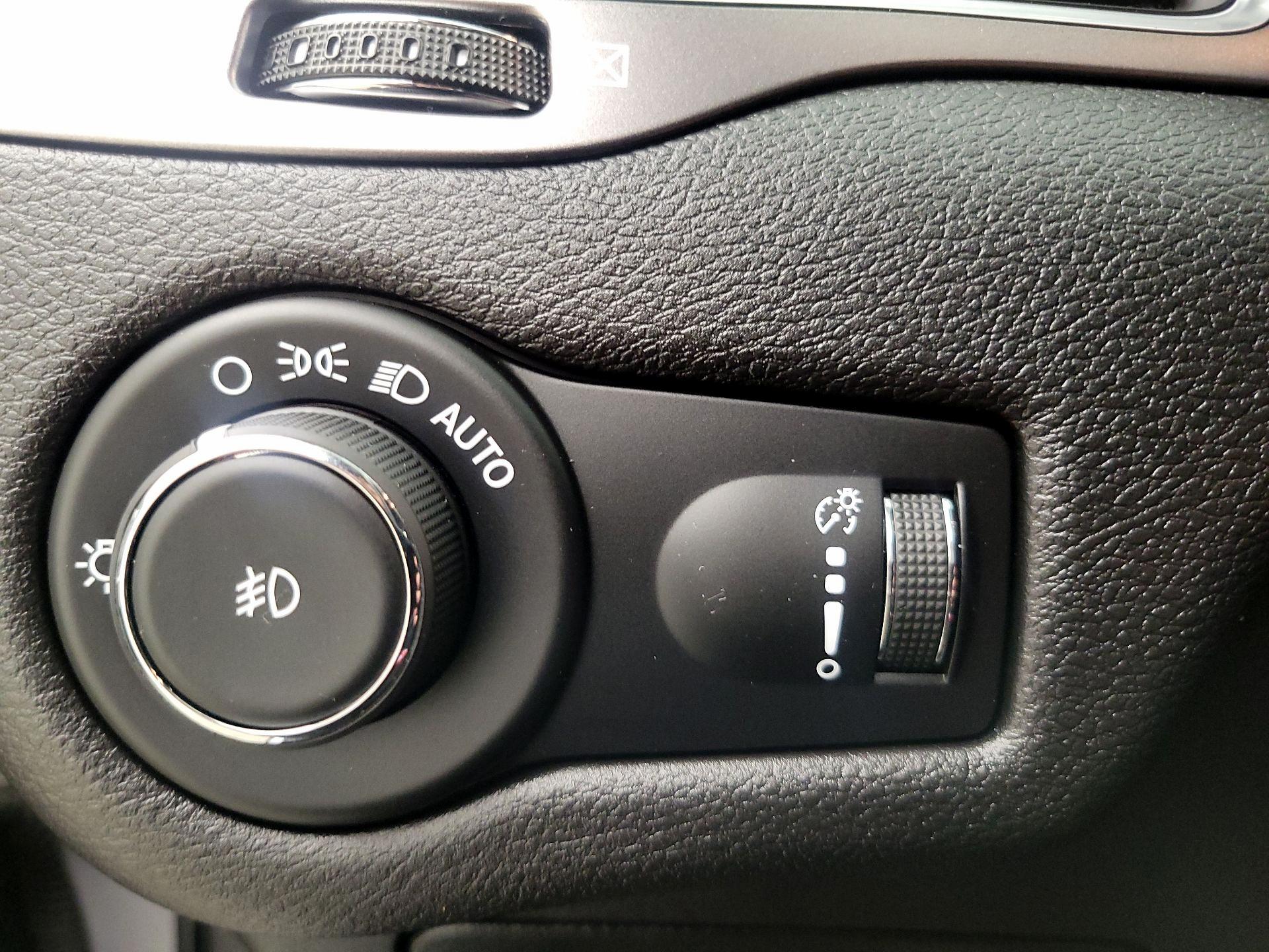 Thumbnail: 2019 Jeep Cherokee - 13
