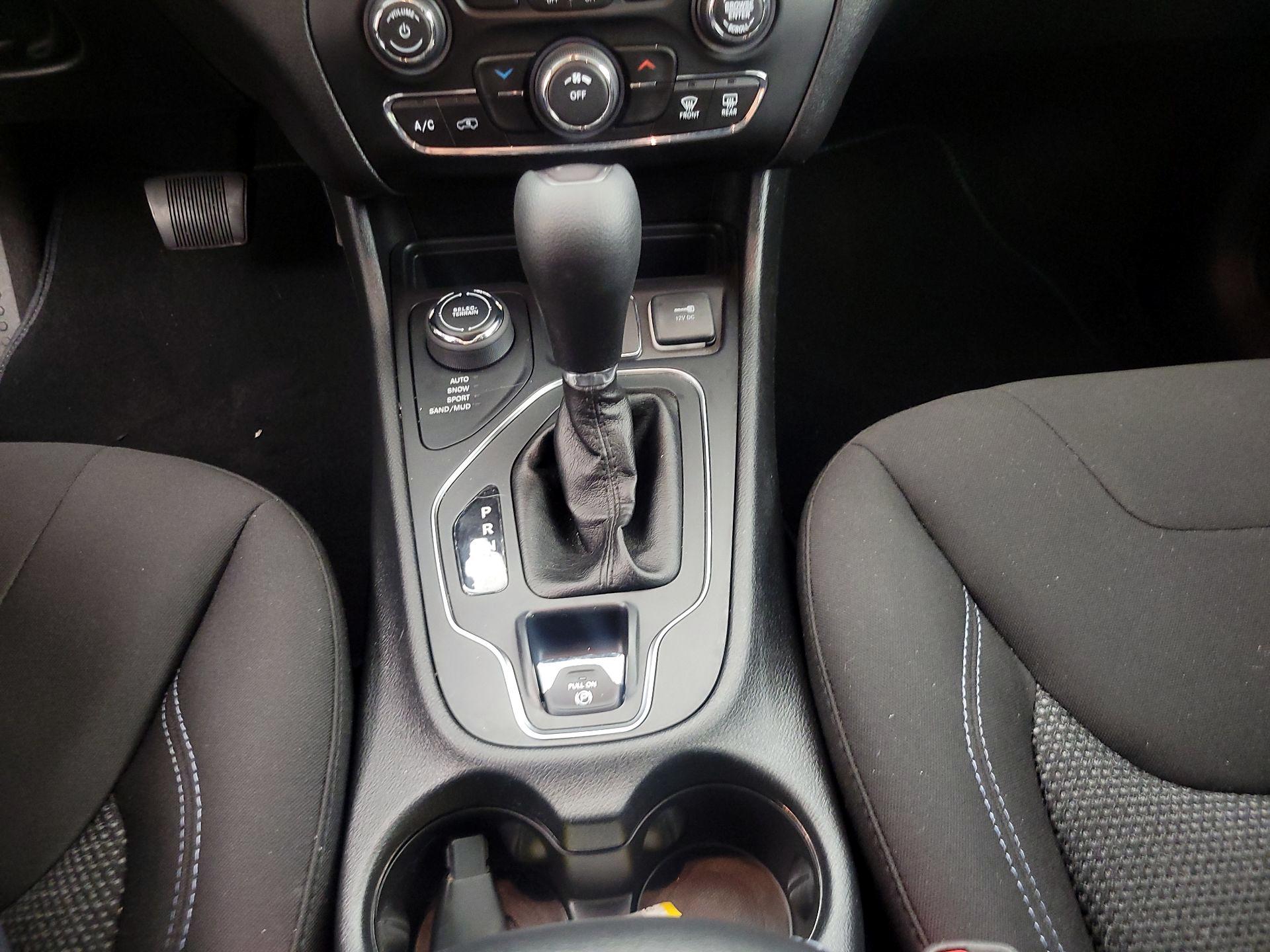 Thumbnail: 2019 Jeep Cherokee - 17