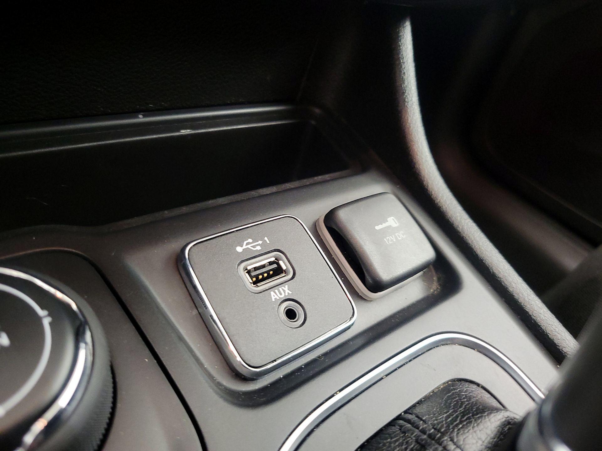 Thumbnail: 2019 Jeep Cherokee - 18