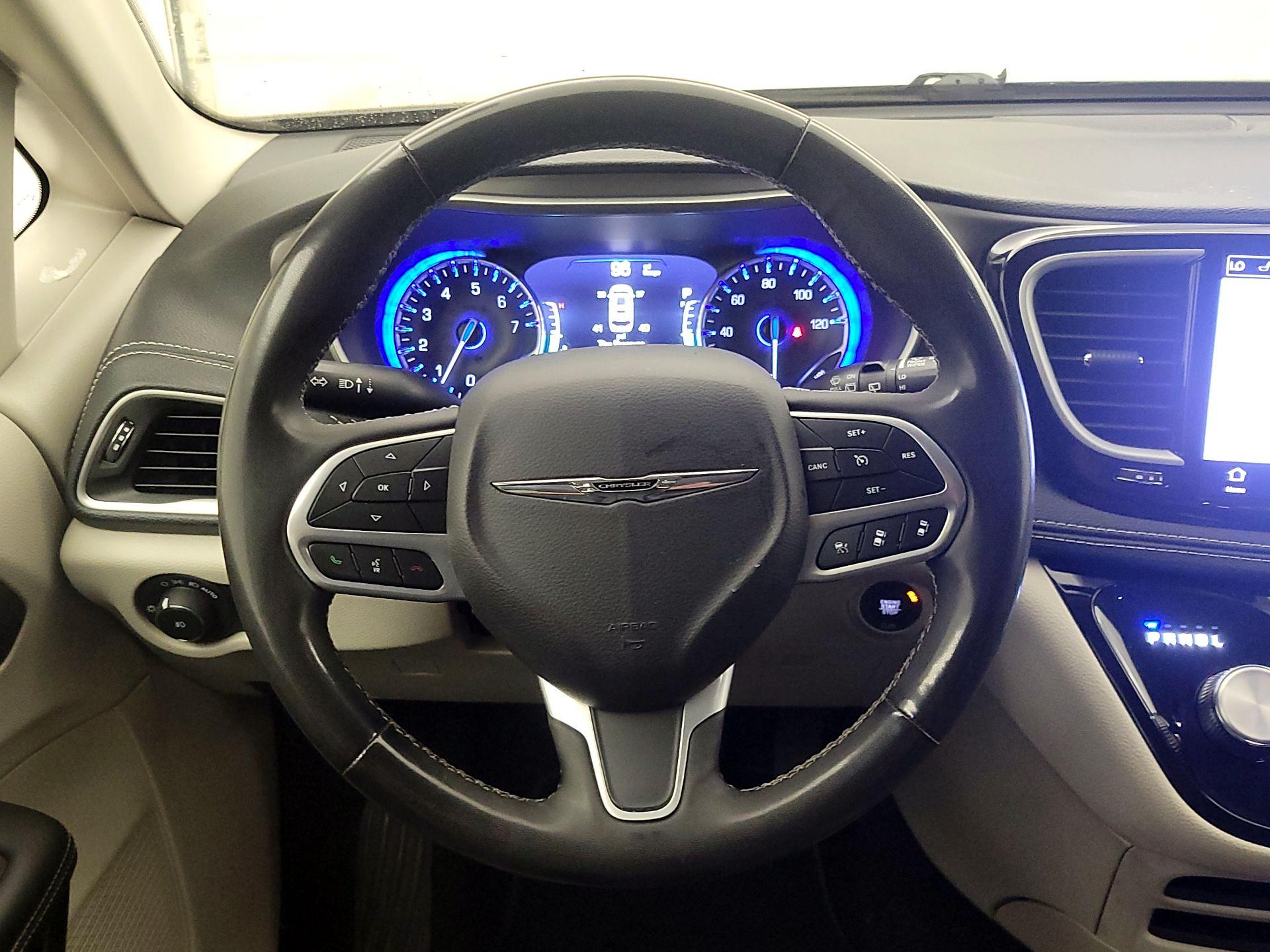 Thumbnail: 2023 Chrysler Pacifica - 10