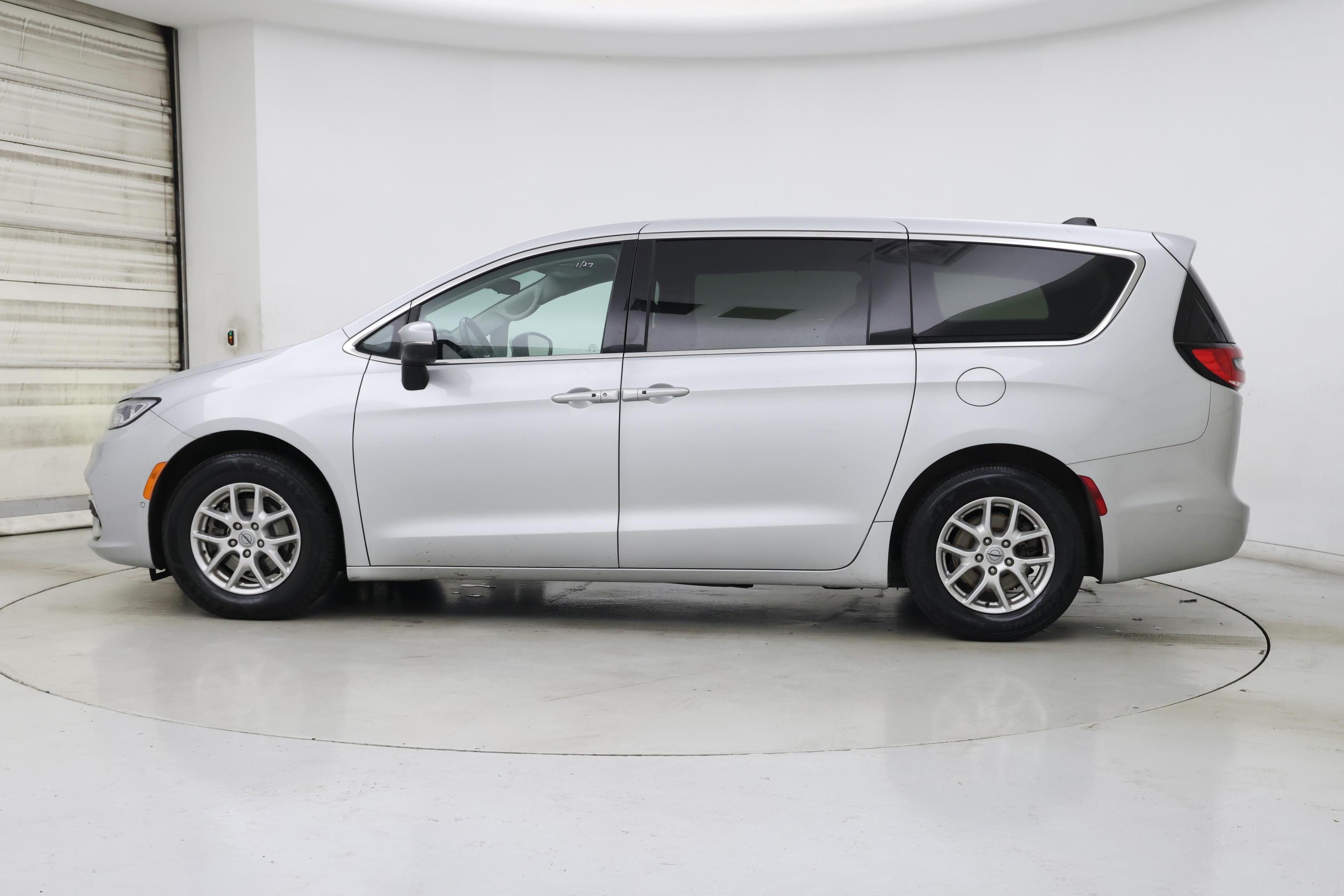 Thumbnail: 2023 Chrysler Pacifica - 4