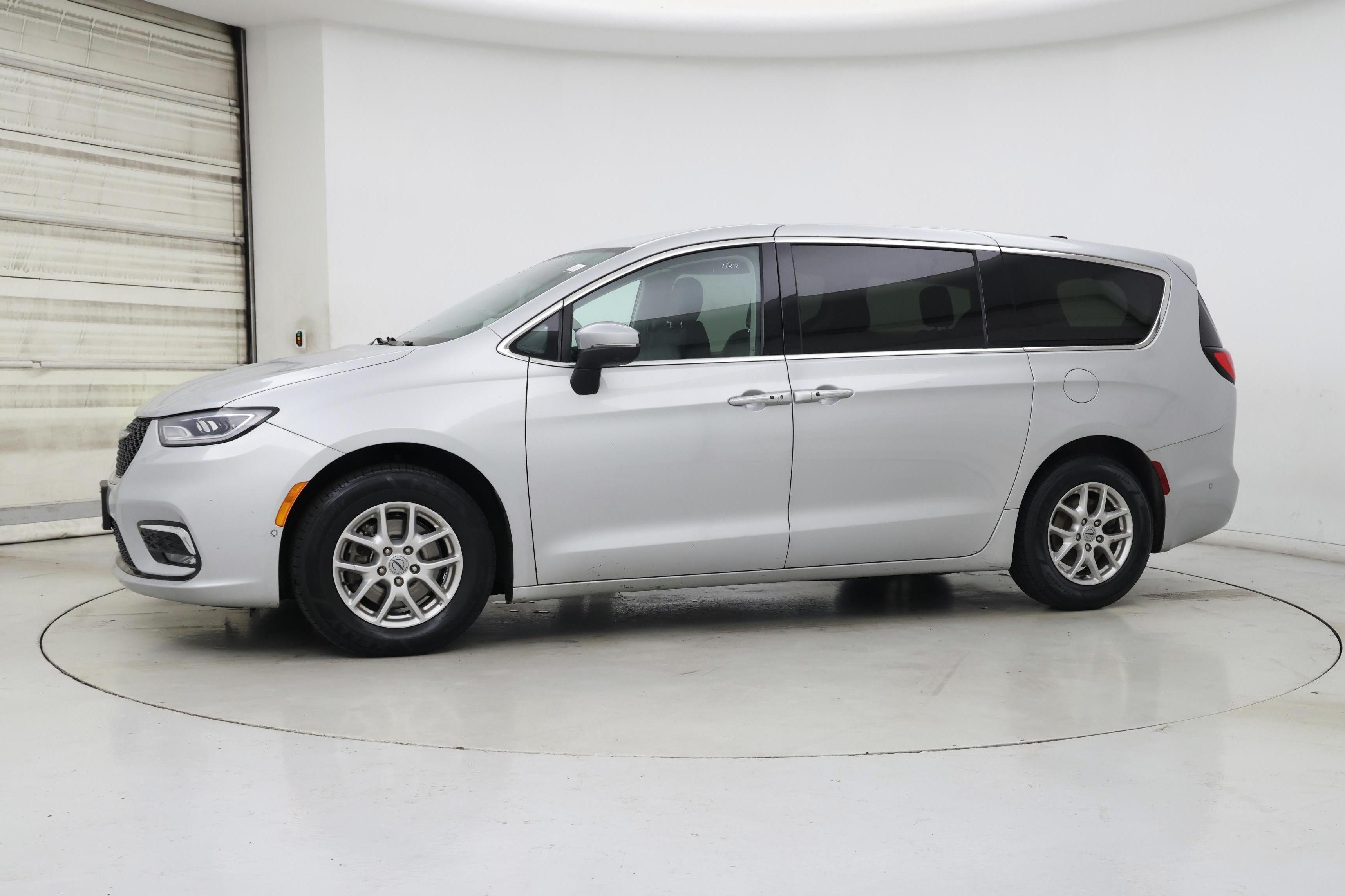 Thumbnail: 2023 Chrysler Pacifica - 5