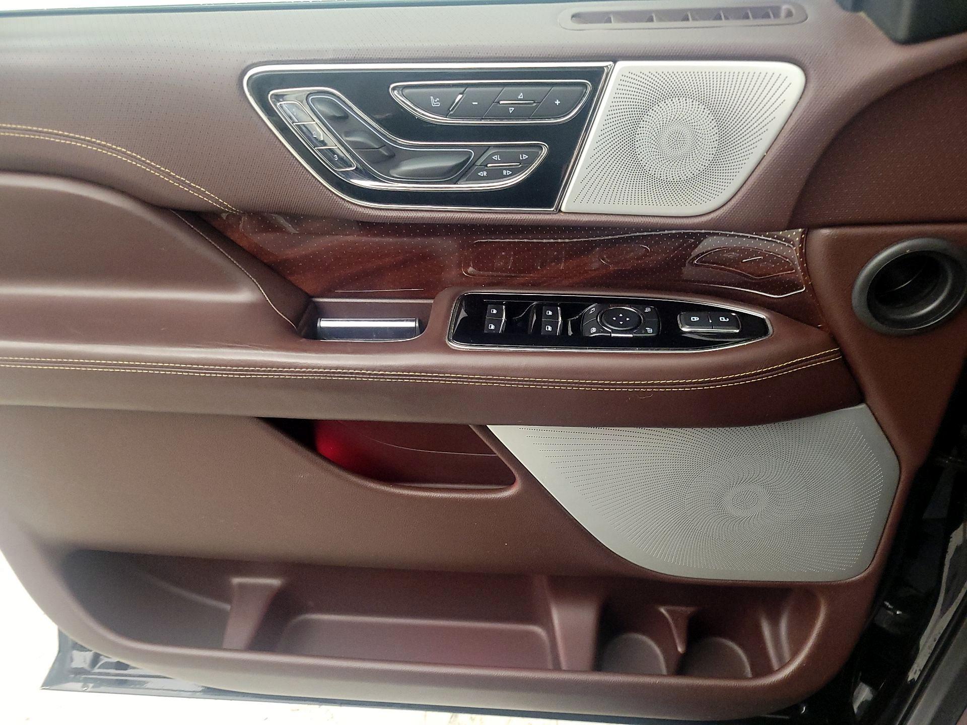 Thumbnail: 2019 Lincoln Navigator - 12