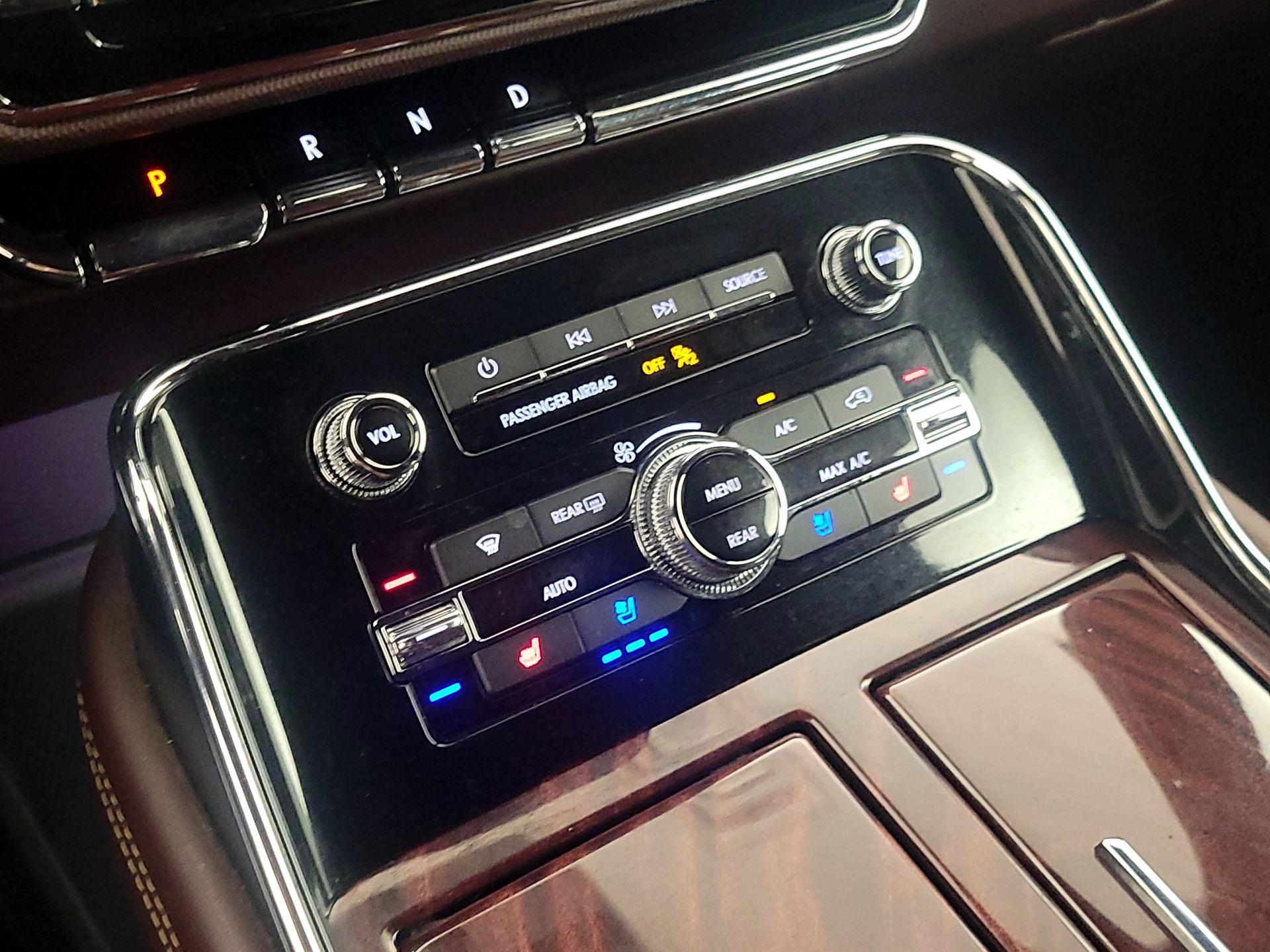 Thumbnail: 2019 Lincoln Navigator - 16