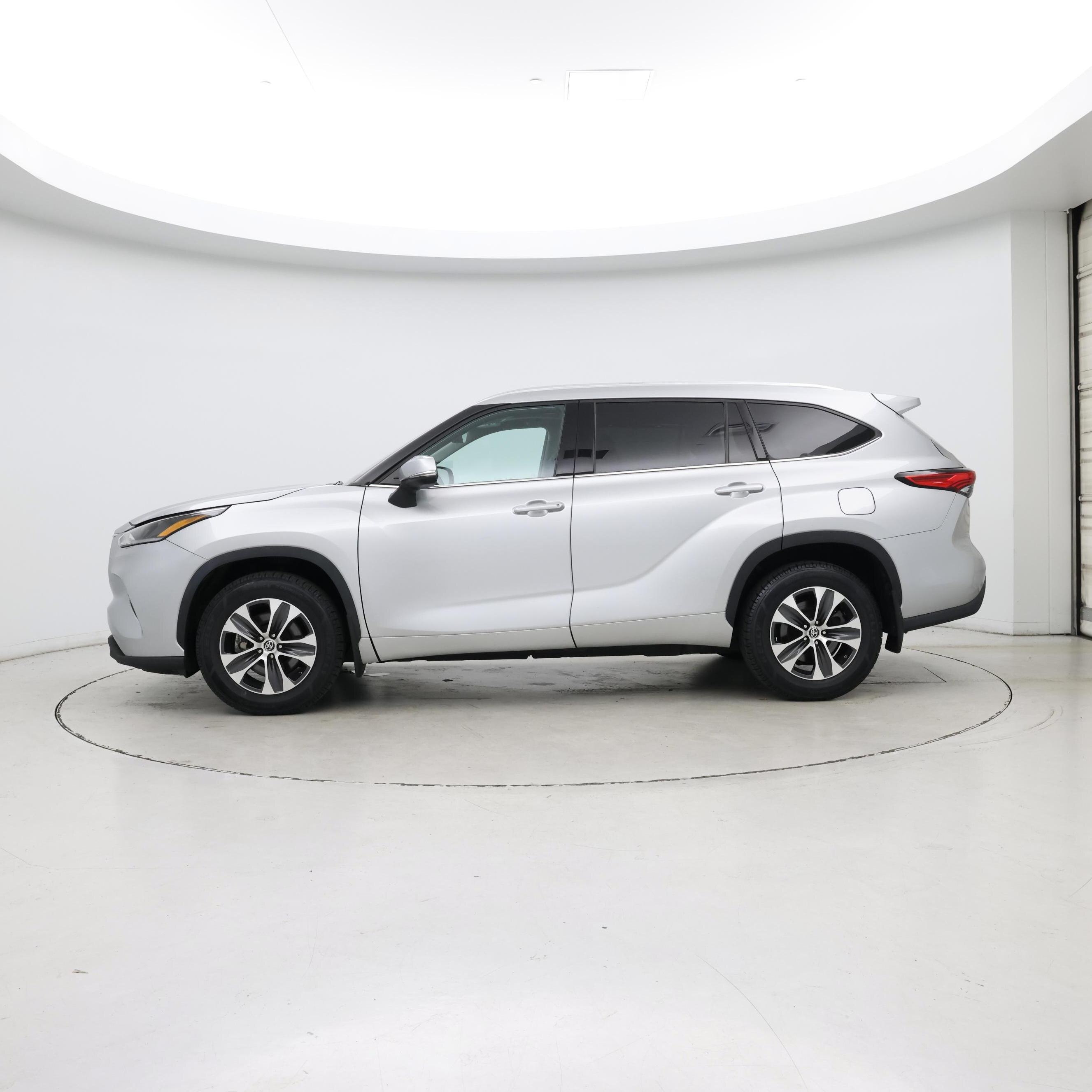 Thumbnail: 2021 Toyota Highlander - 3