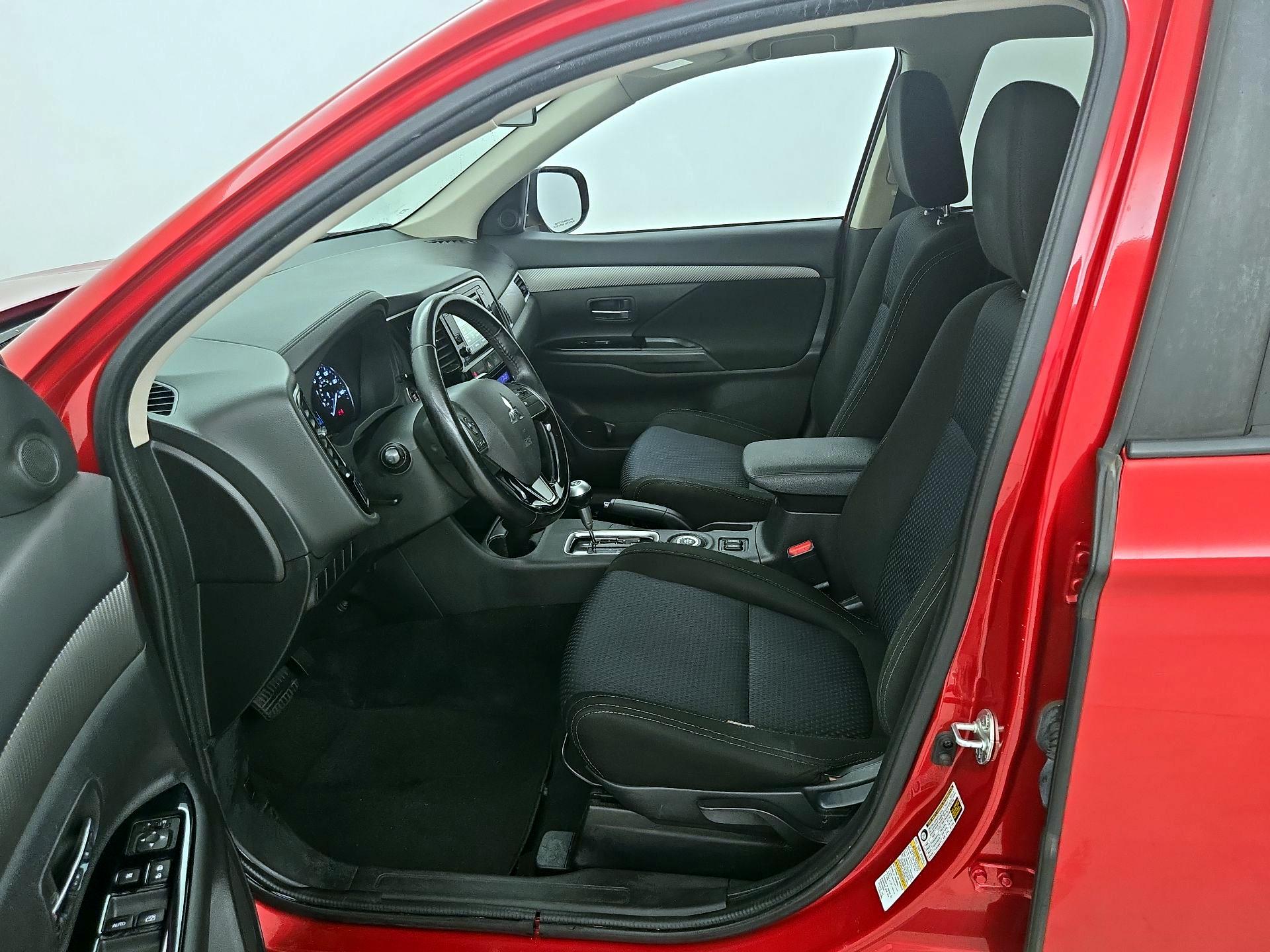 Thumbnail: 2016 Mitsubishi Outlander - 11