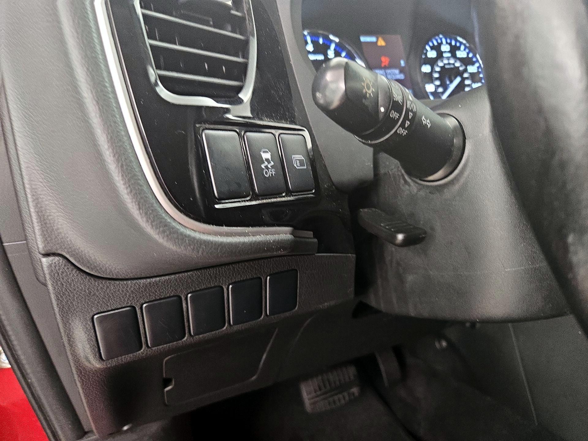 Thumbnail: 2016 Mitsubishi Outlander - 13
