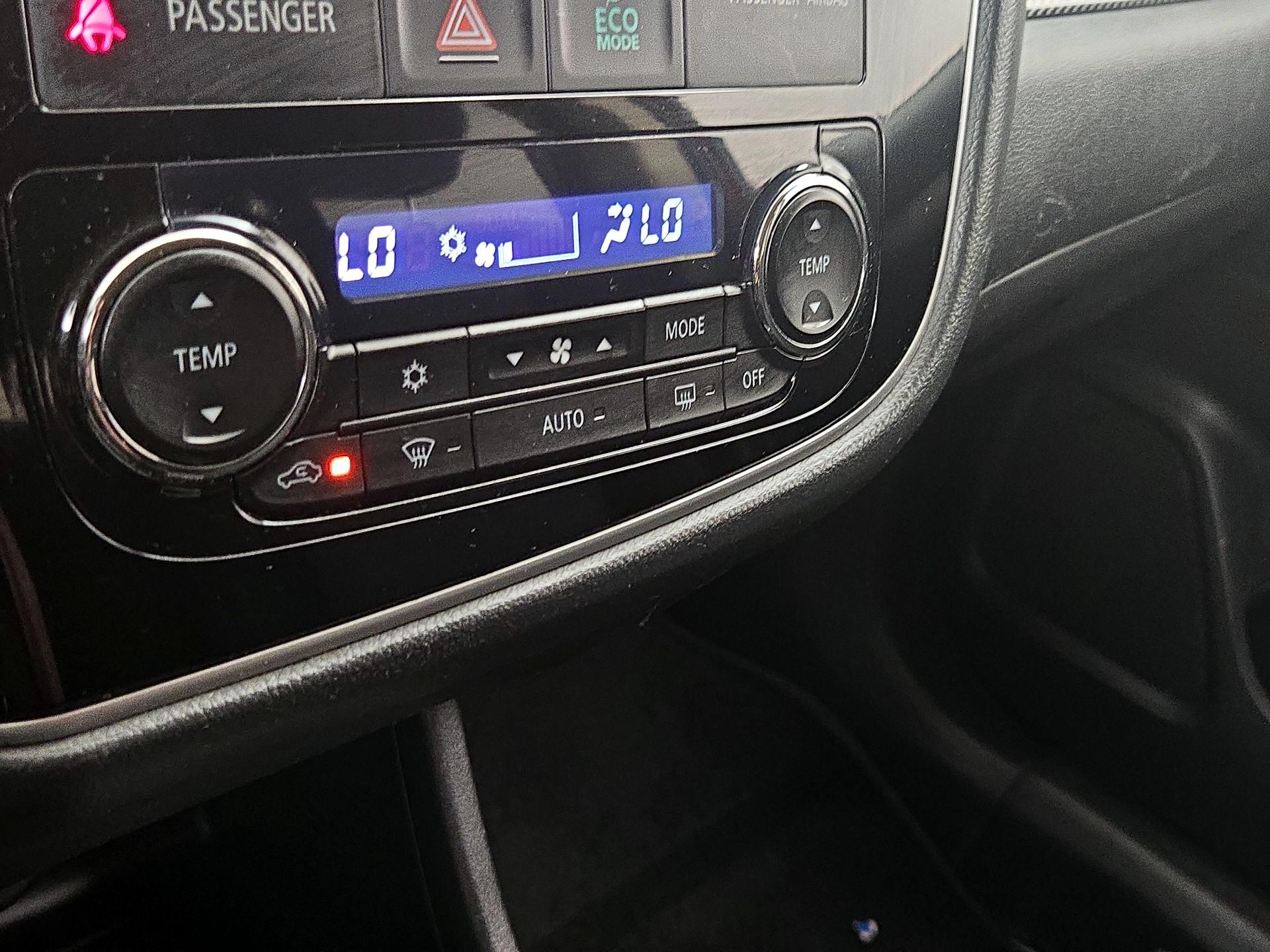 Thumbnail: 2016 Mitsubishi Outlander - 16