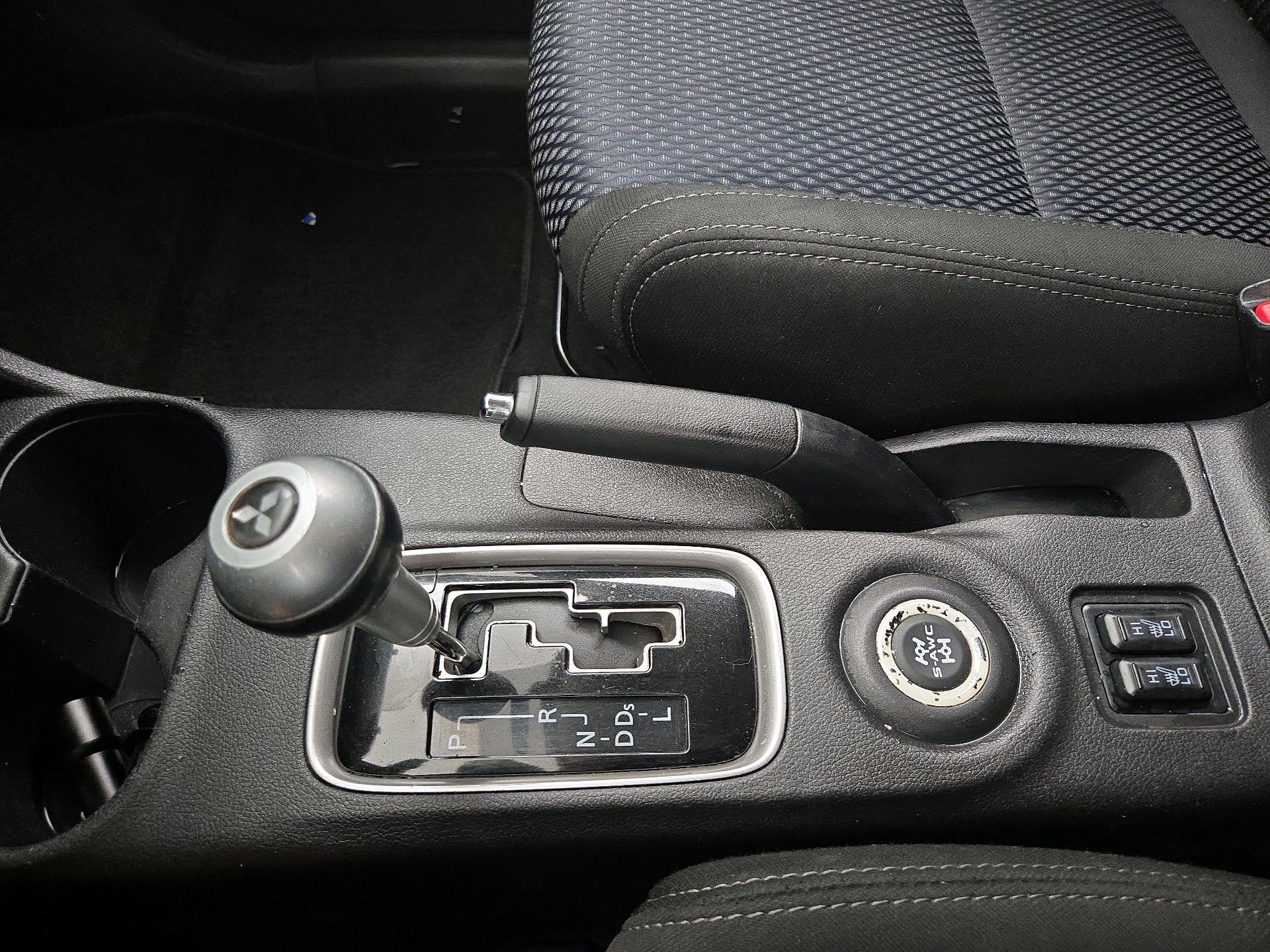 Thumbnail: 2016 Mitsubishi Outlander - 17