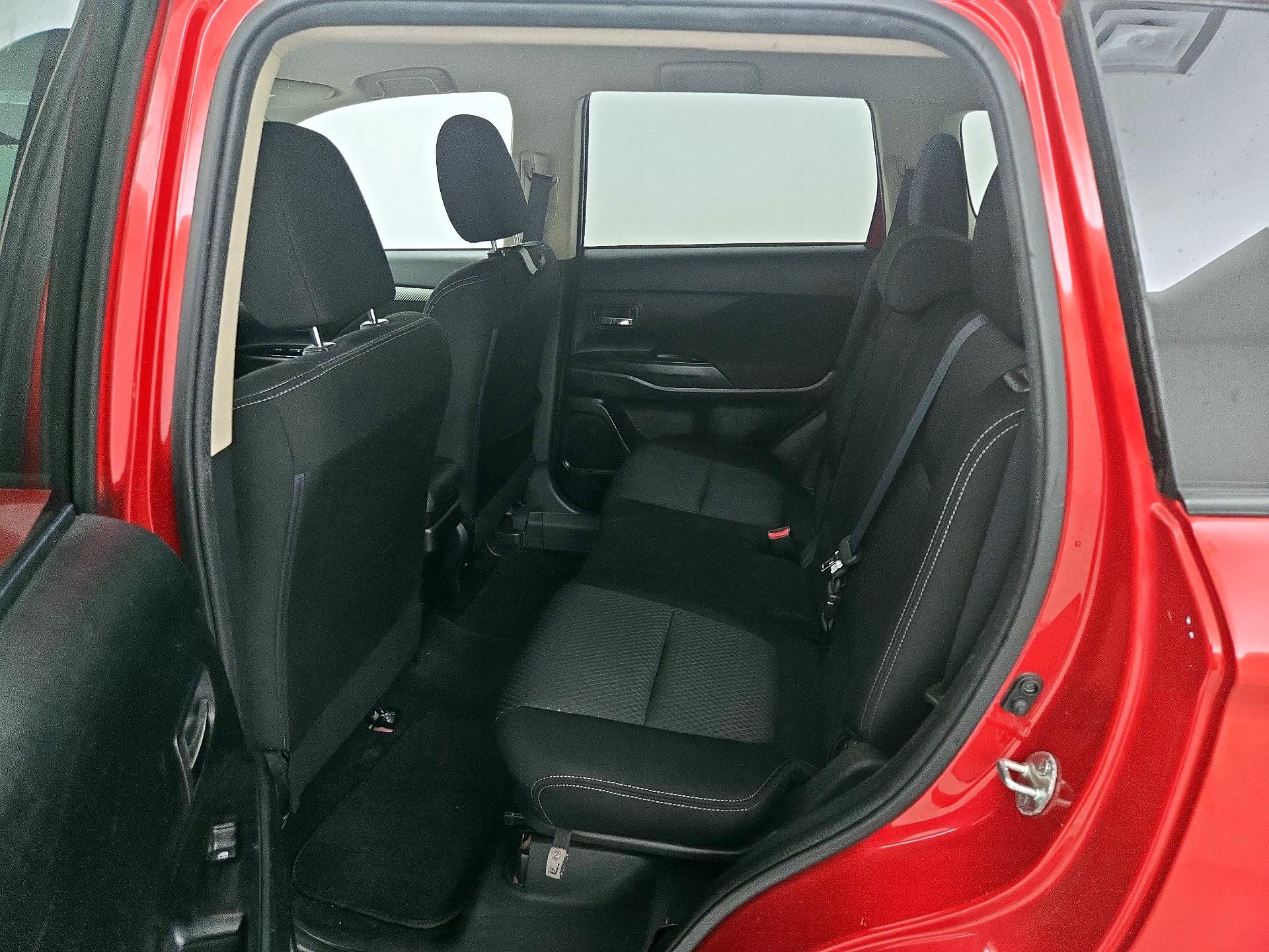 Thumbnail: 2016 Mitsubishi Outlander - 19