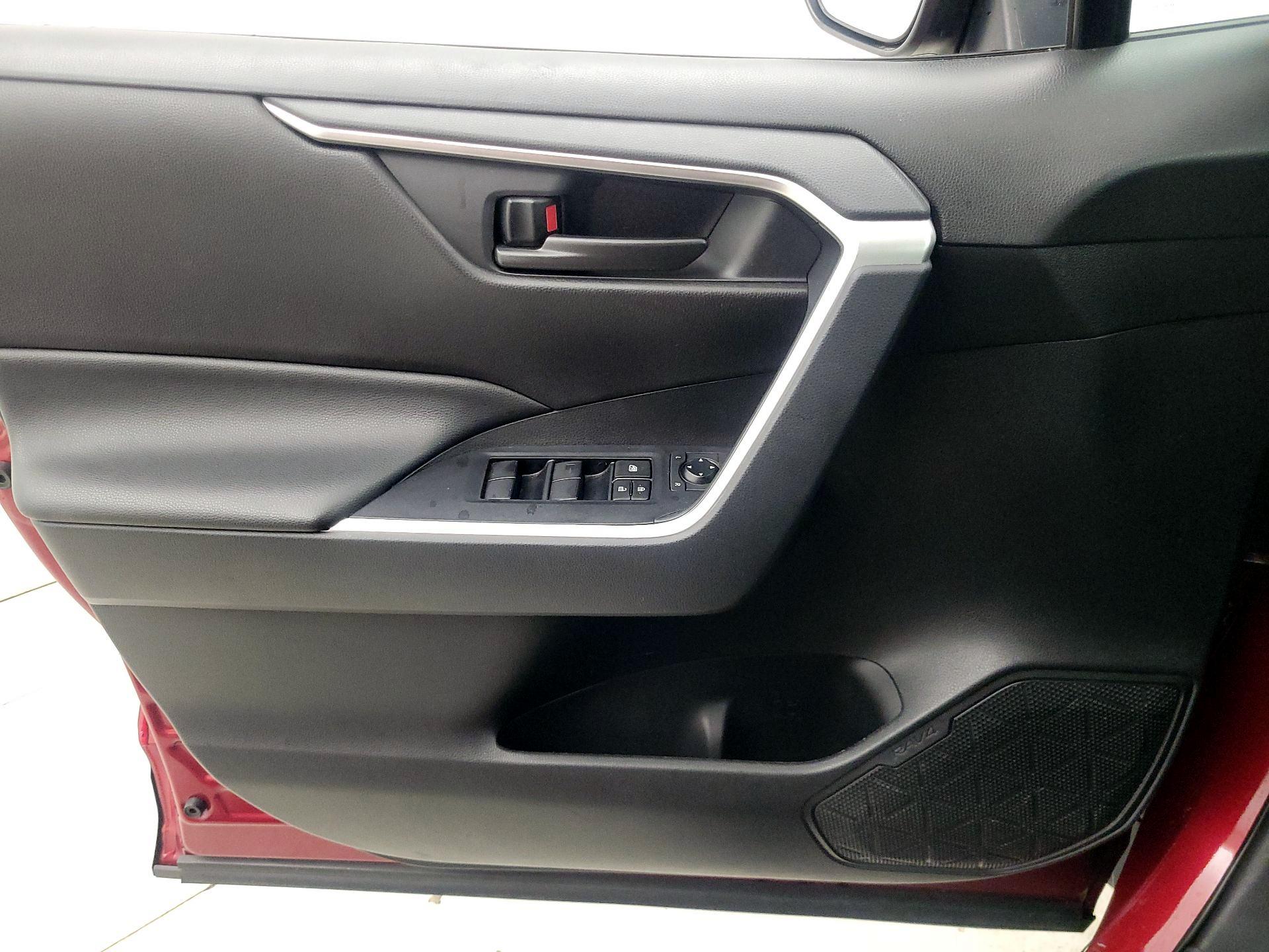 Thumbnail: 2020 Toyota RAV4 - 12
