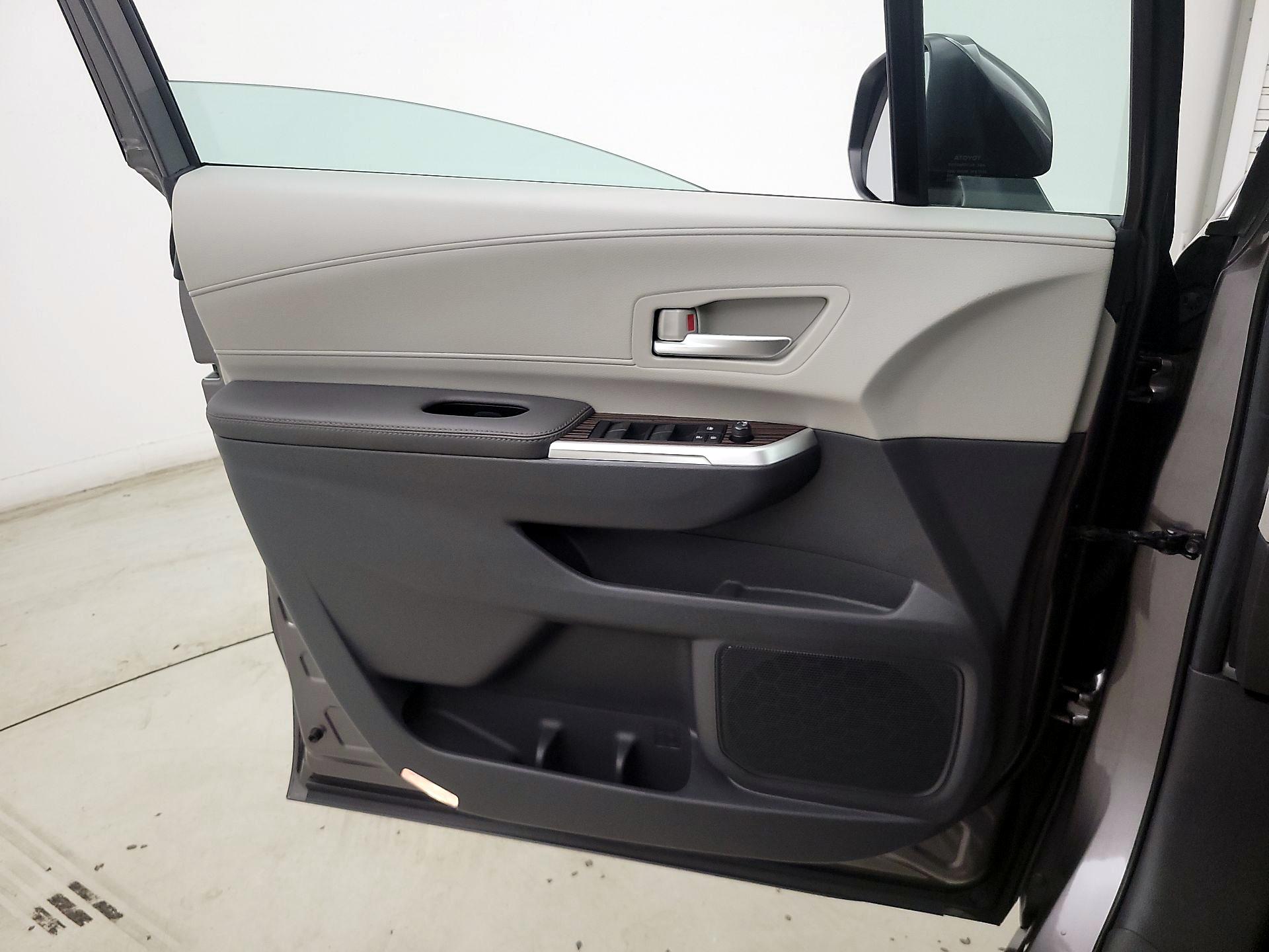 Thumbnail: 2023 Toyota Sienna - 12