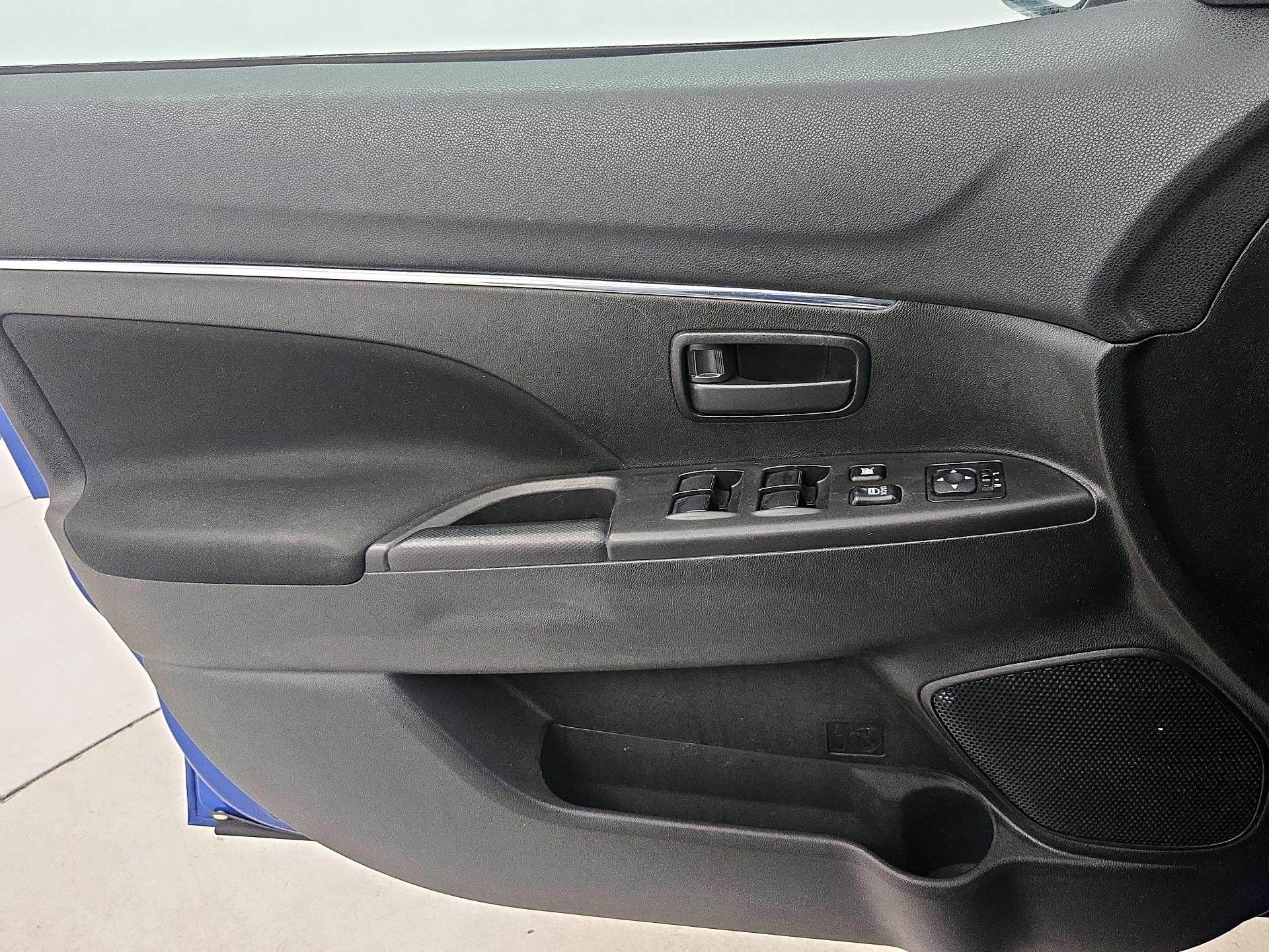 Thumbnail: 2015 Mitsubishi Outlander Sport - 12