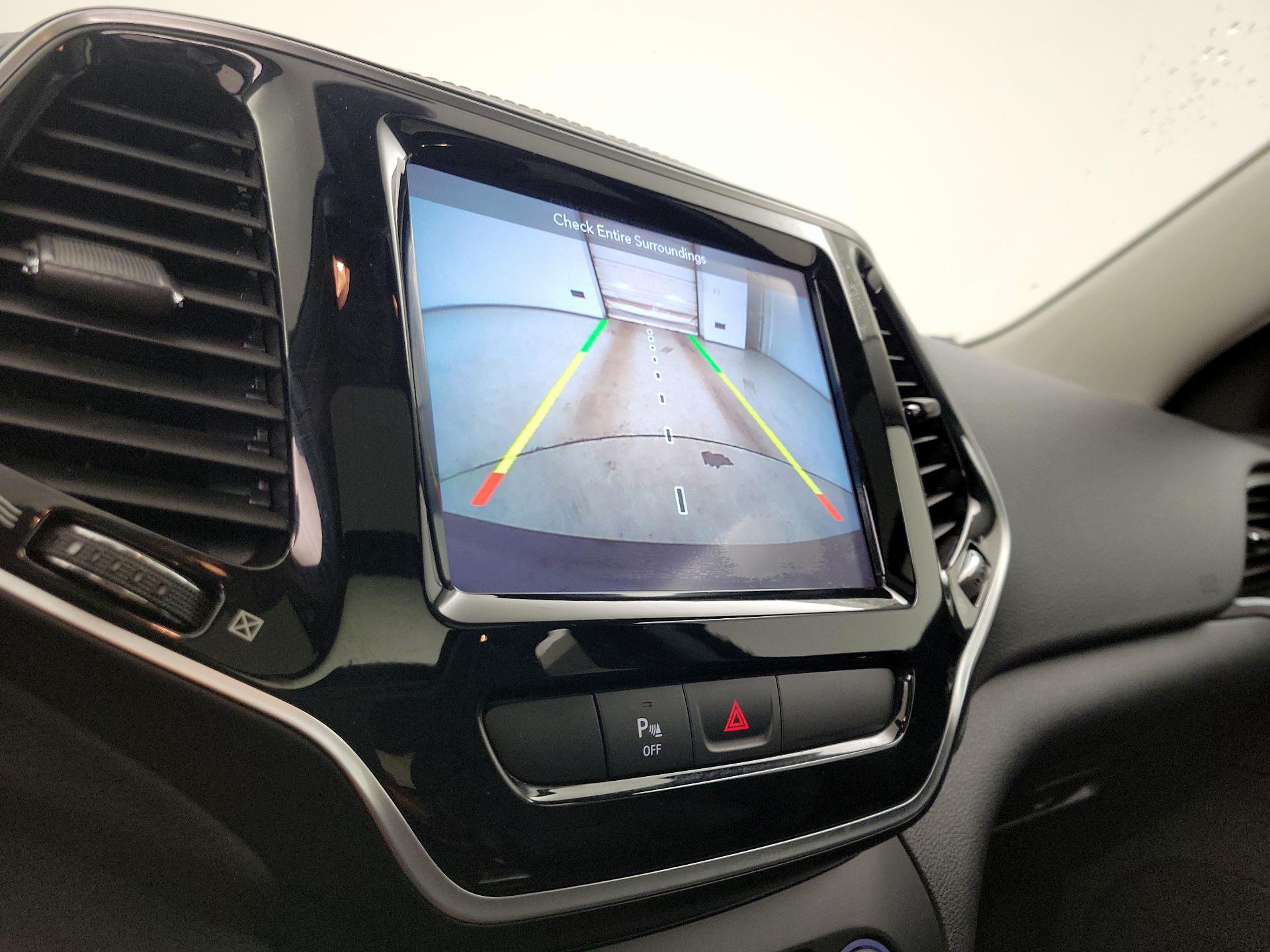 Thumbnail: 2019 Jeep Cherokee - 15