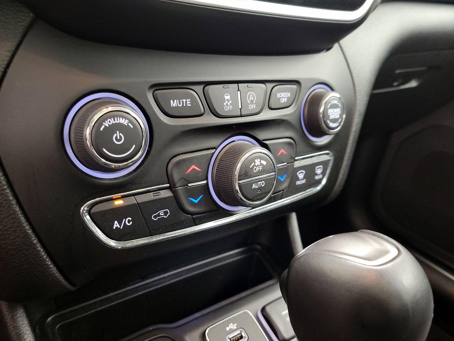 Thumbnail: 2019 Jeep Cherokee - 17