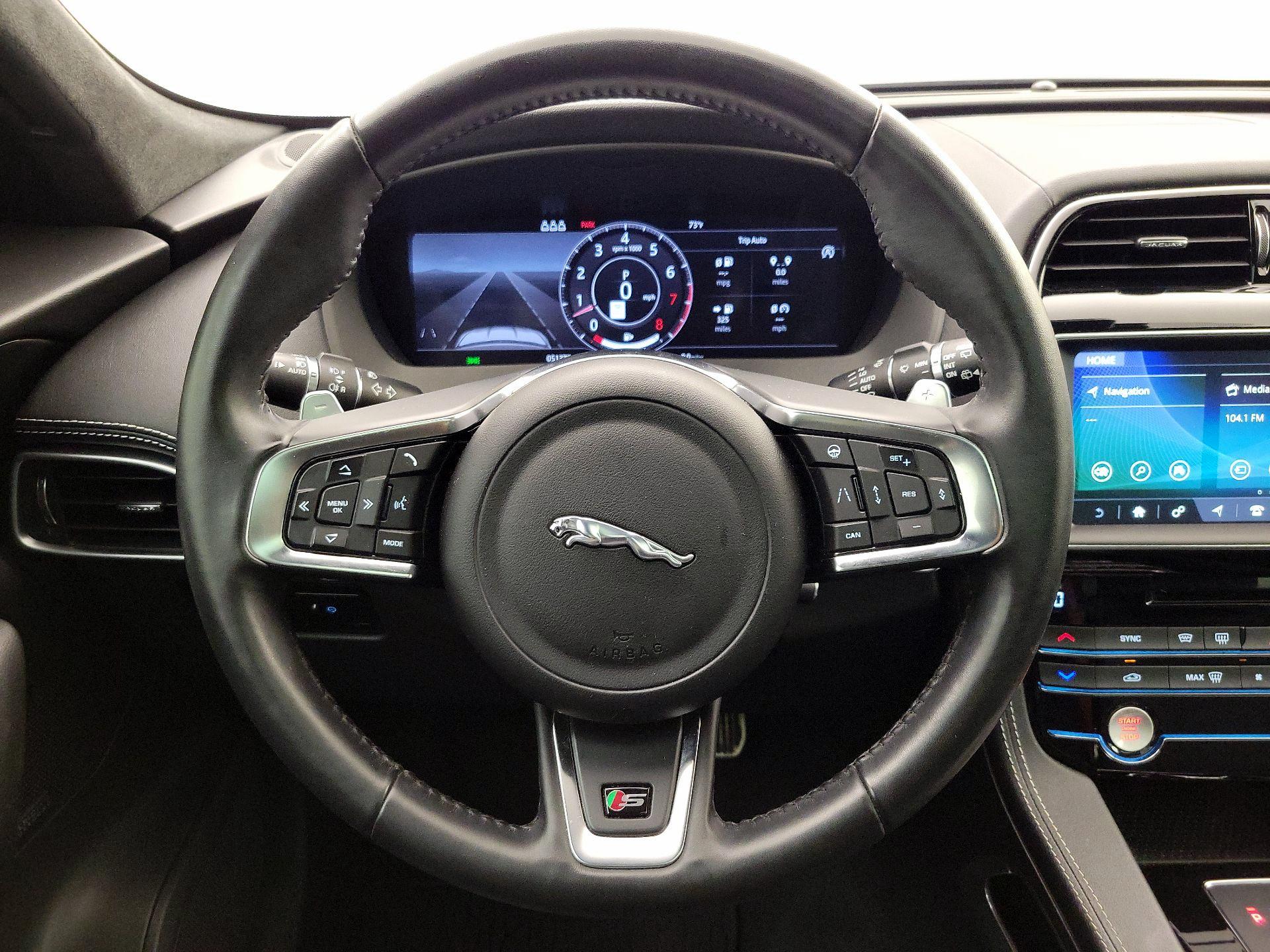 Thumbnail: 2019 Jaguar F-Pace - 10