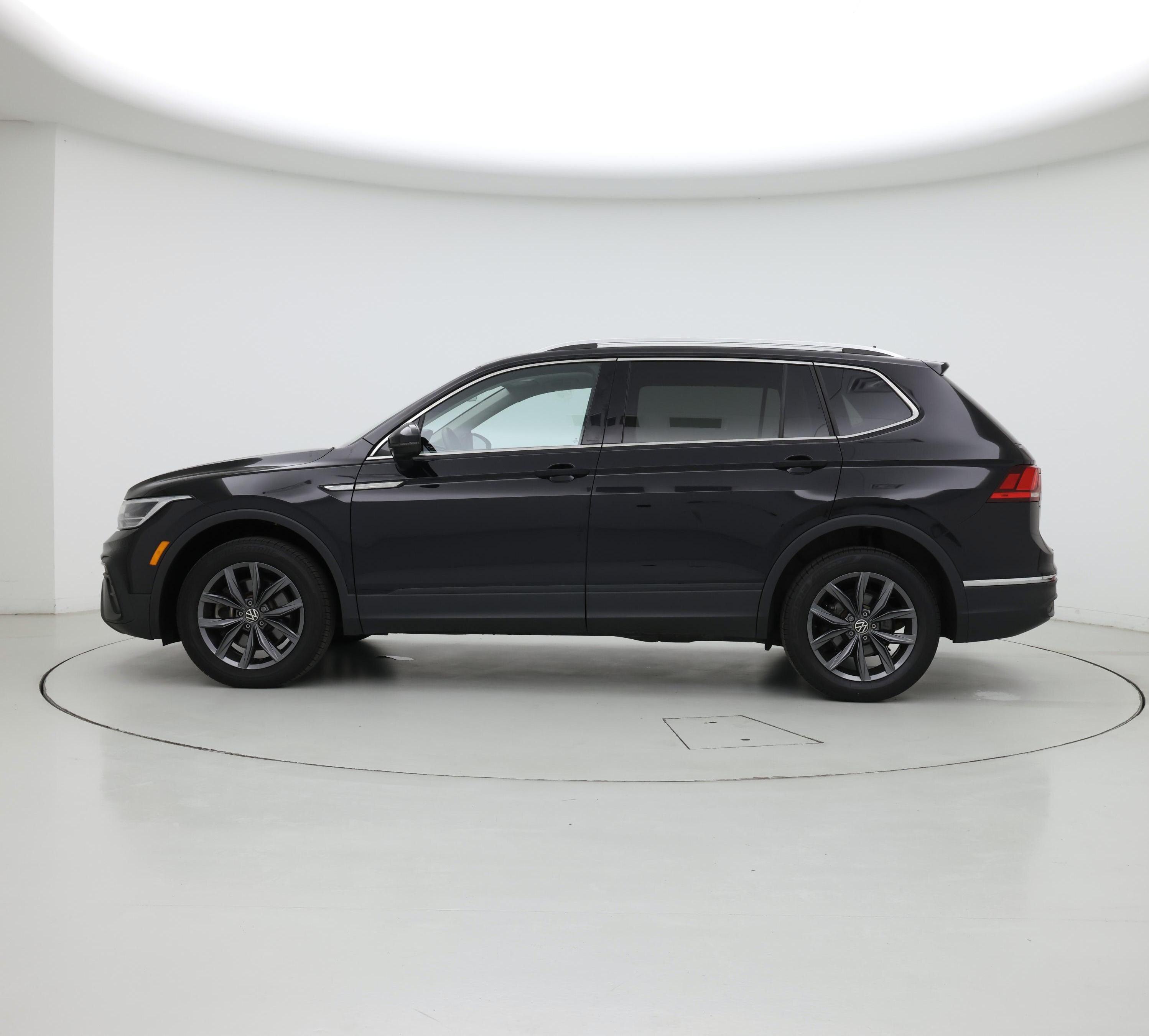 Thumbnail: 2022 Volkswagen Tiguan - 3