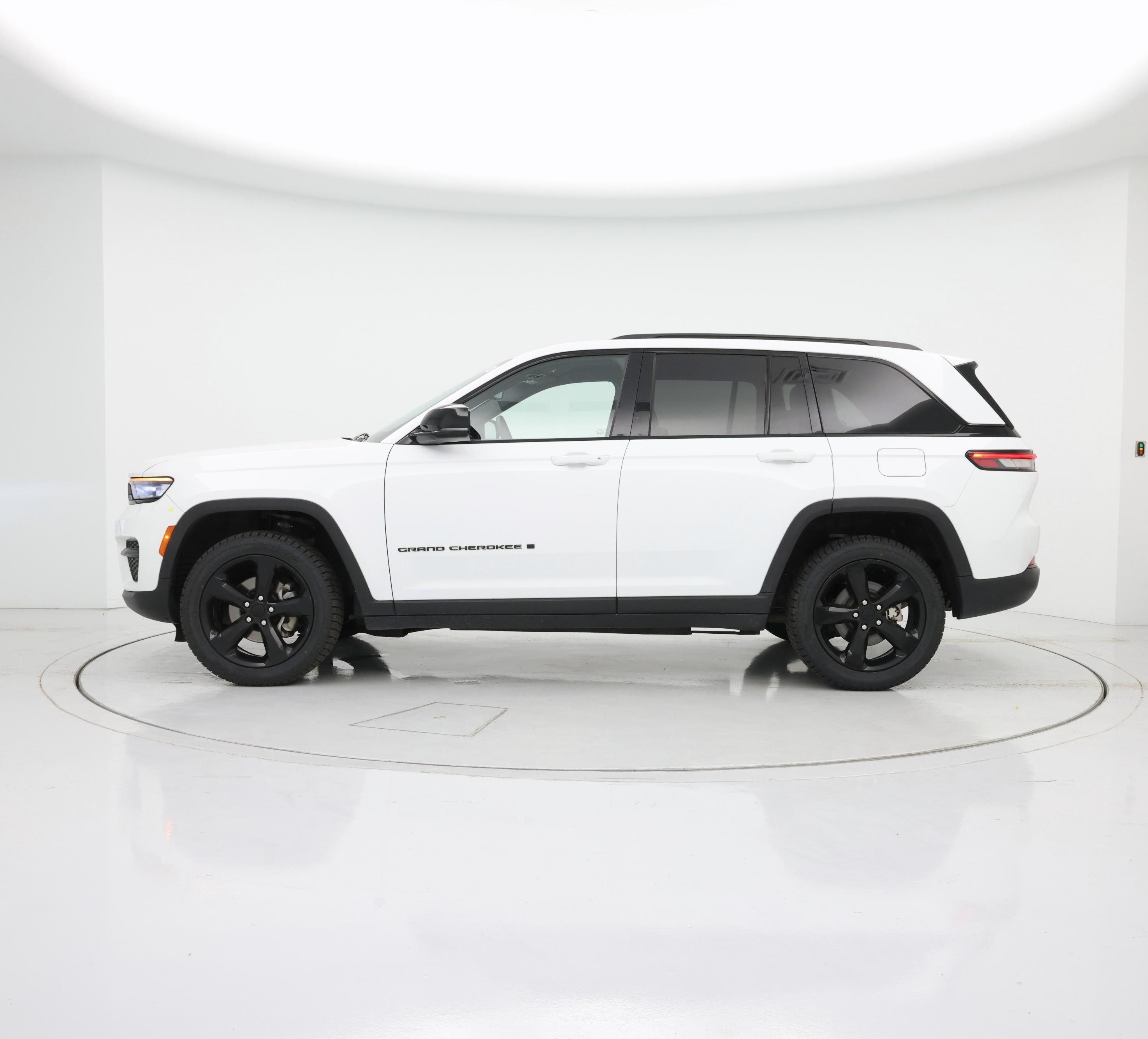 Thumbnail: 2023 Jeep Grand Cherokee - 3