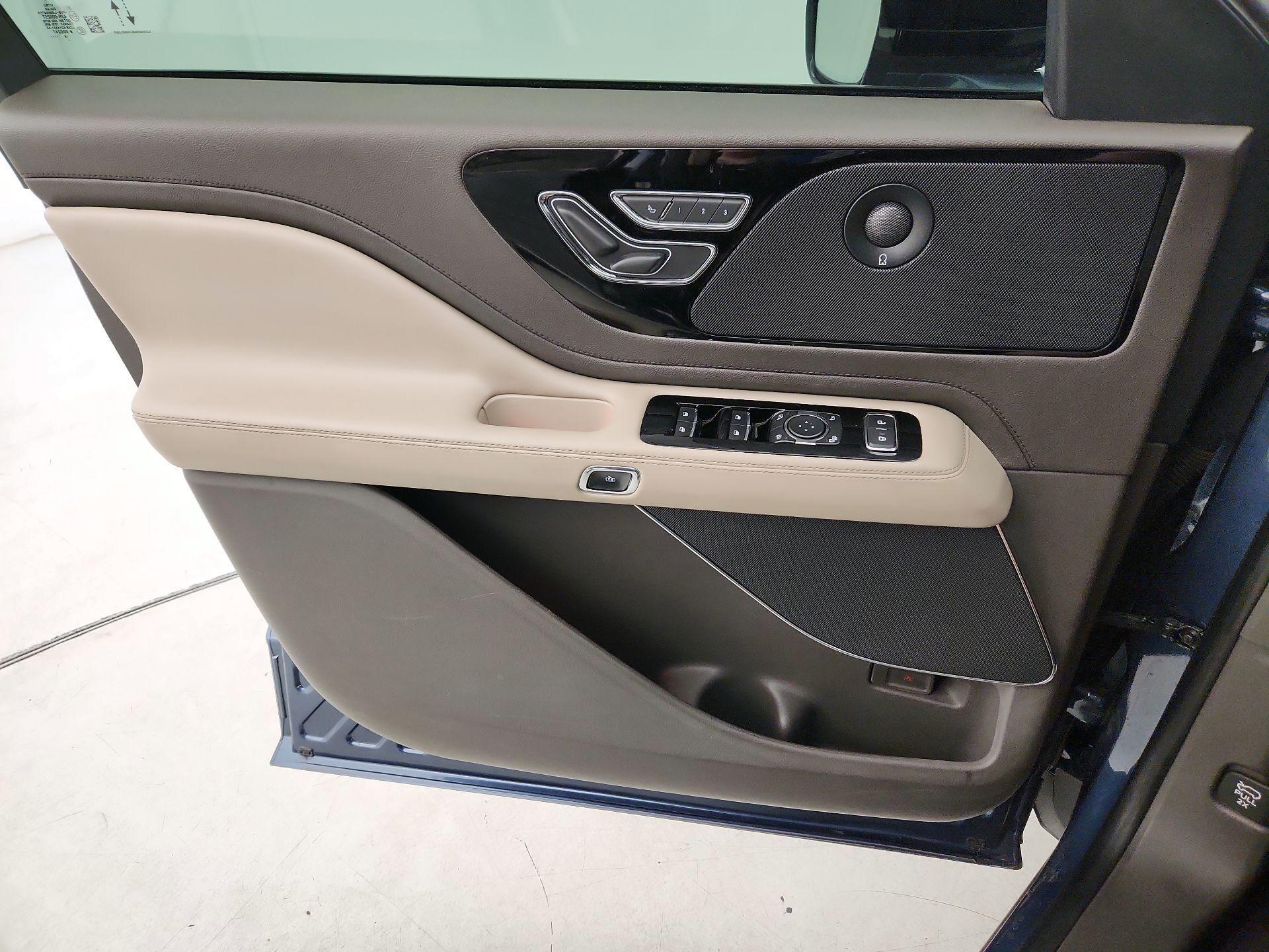 Thumbnail: 2020 Lincoln Aviator - 12