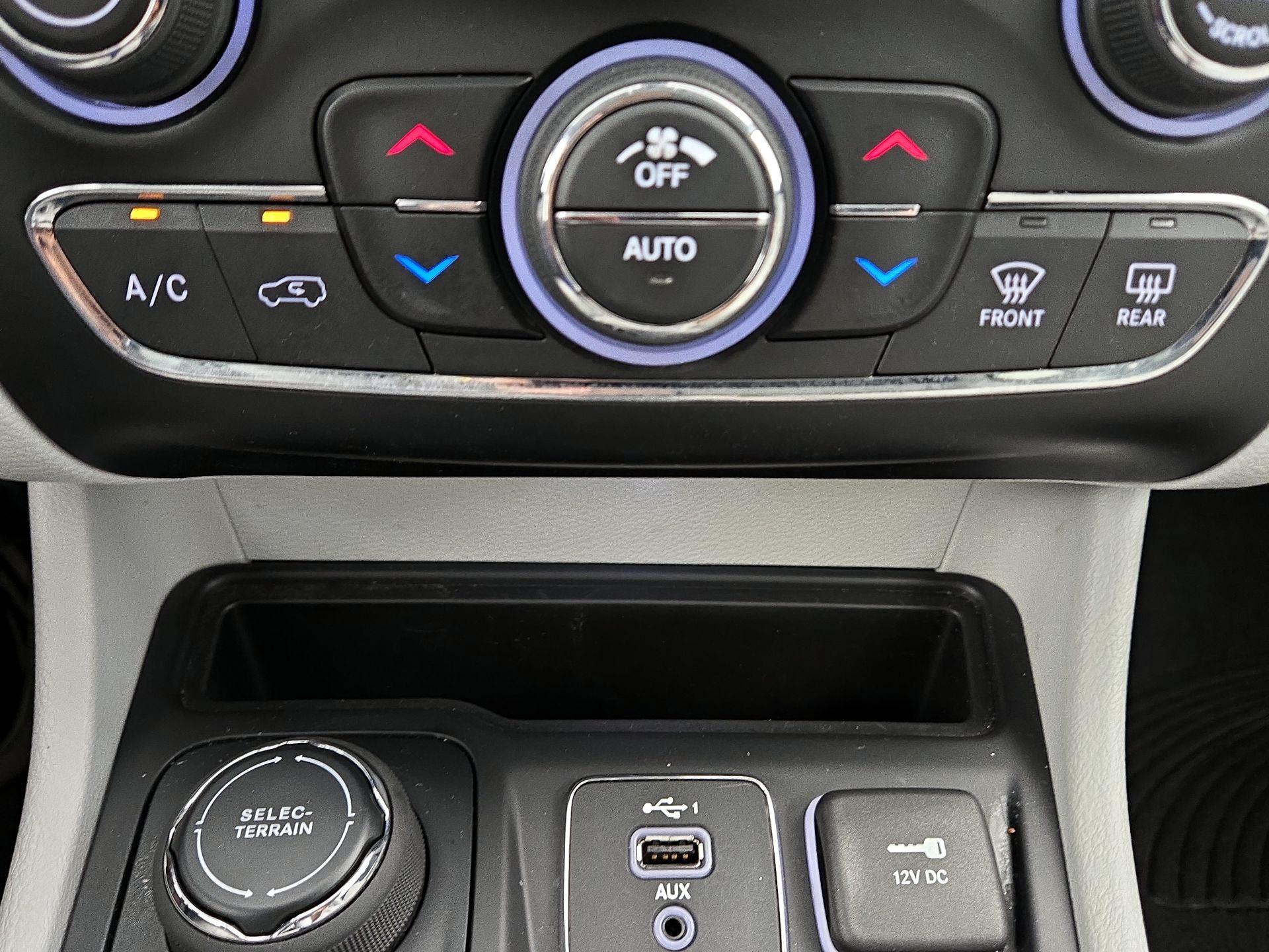 Thumbnail: 2020 Jeep Cherokee - 16