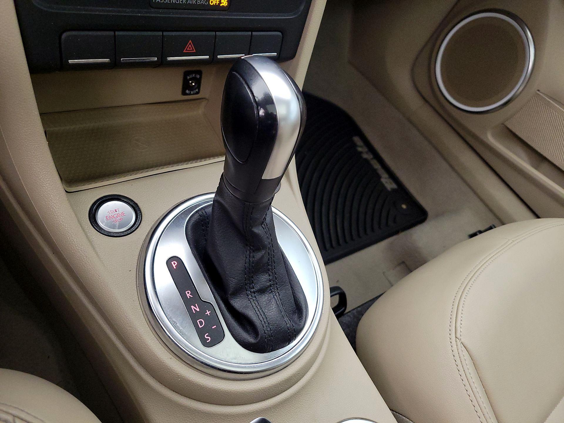 Thumbnail: 2014 Volkswagen Beetle - 16