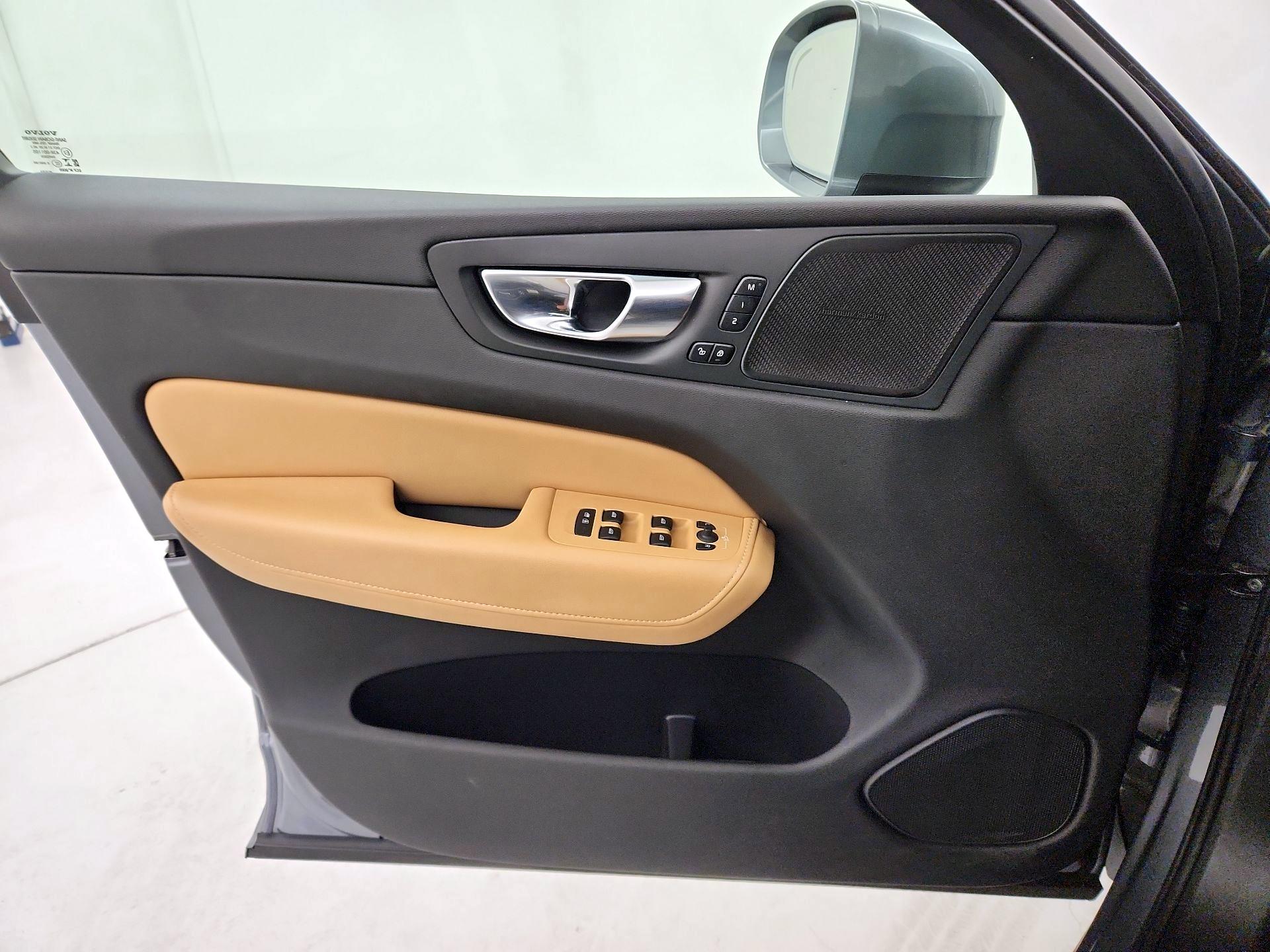 Thumbnail: 2021 Volvo XC60 - 12