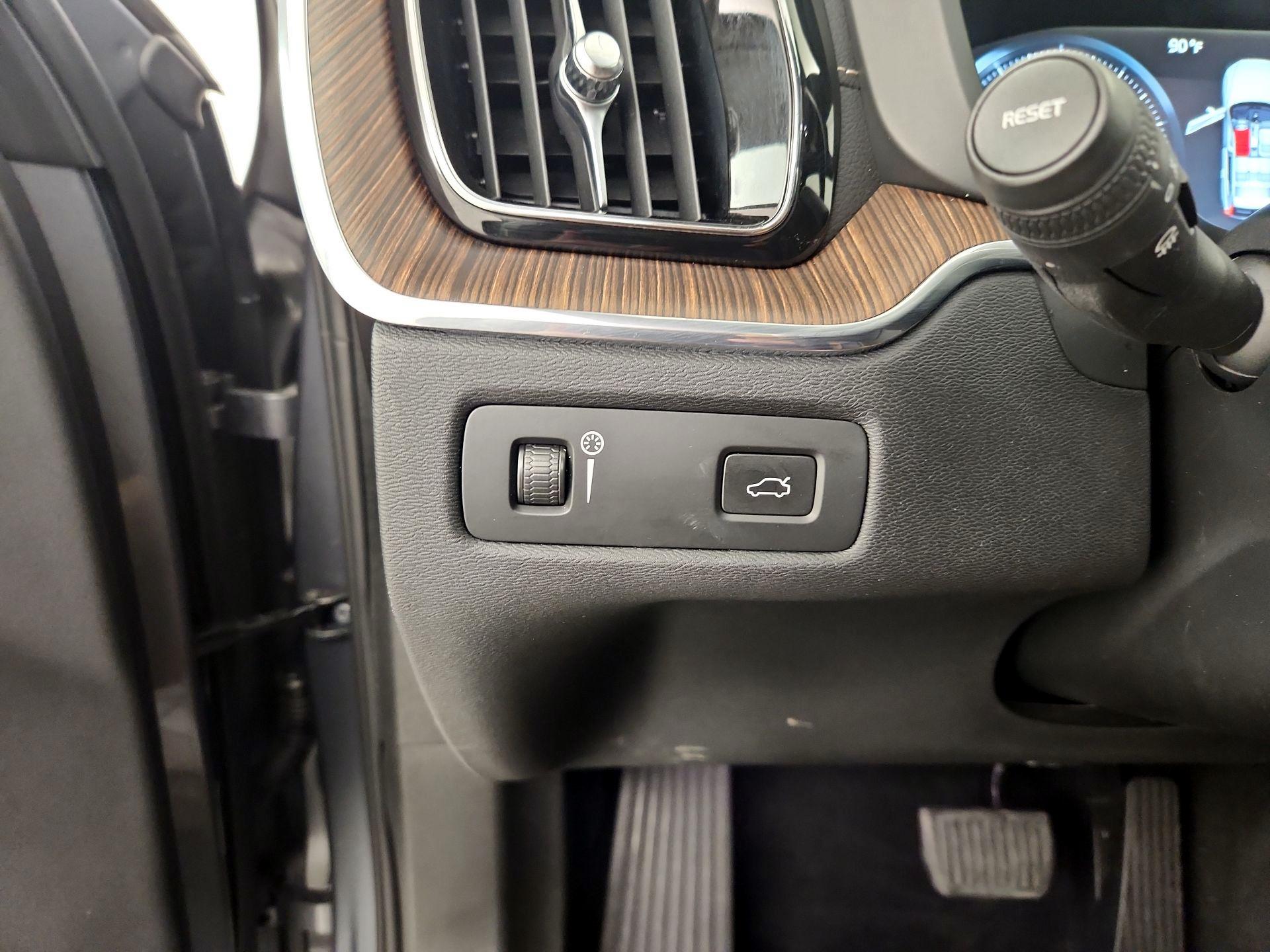 Thumbnail: 2021 Volvo XC60 - 13