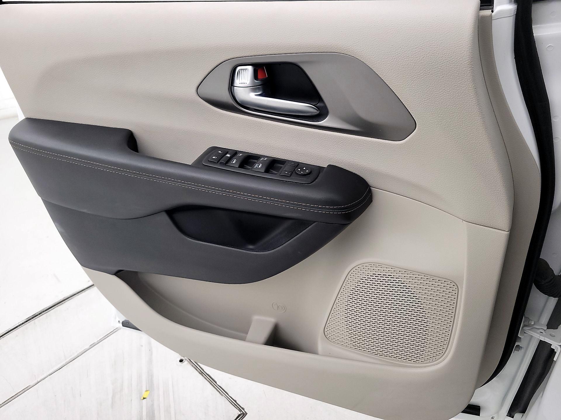 Thumbnail: 2020 Chrysler Pacifica - 12