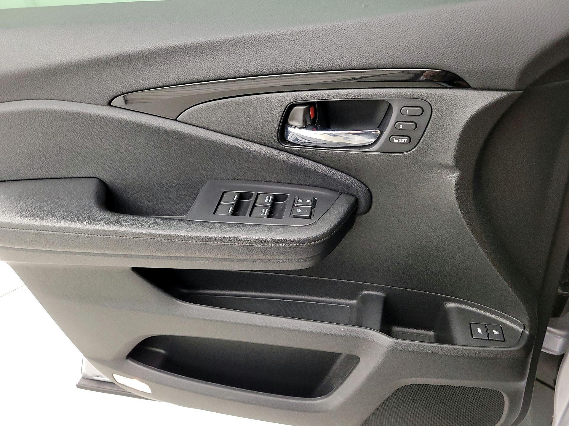 Thumbnail: 2019 Honda Pilot - 12