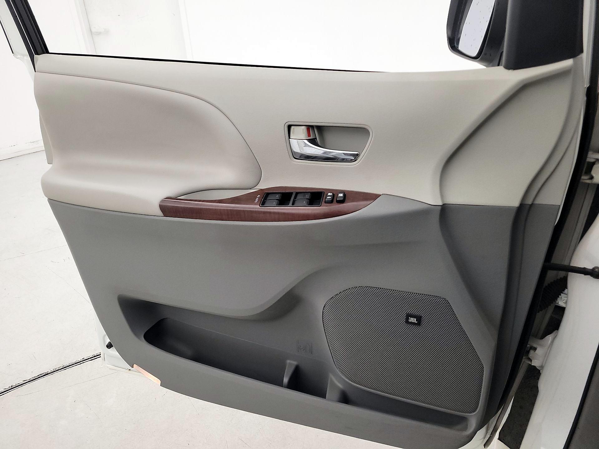 Thumbnail: 2014 Toyota Sienna - 12