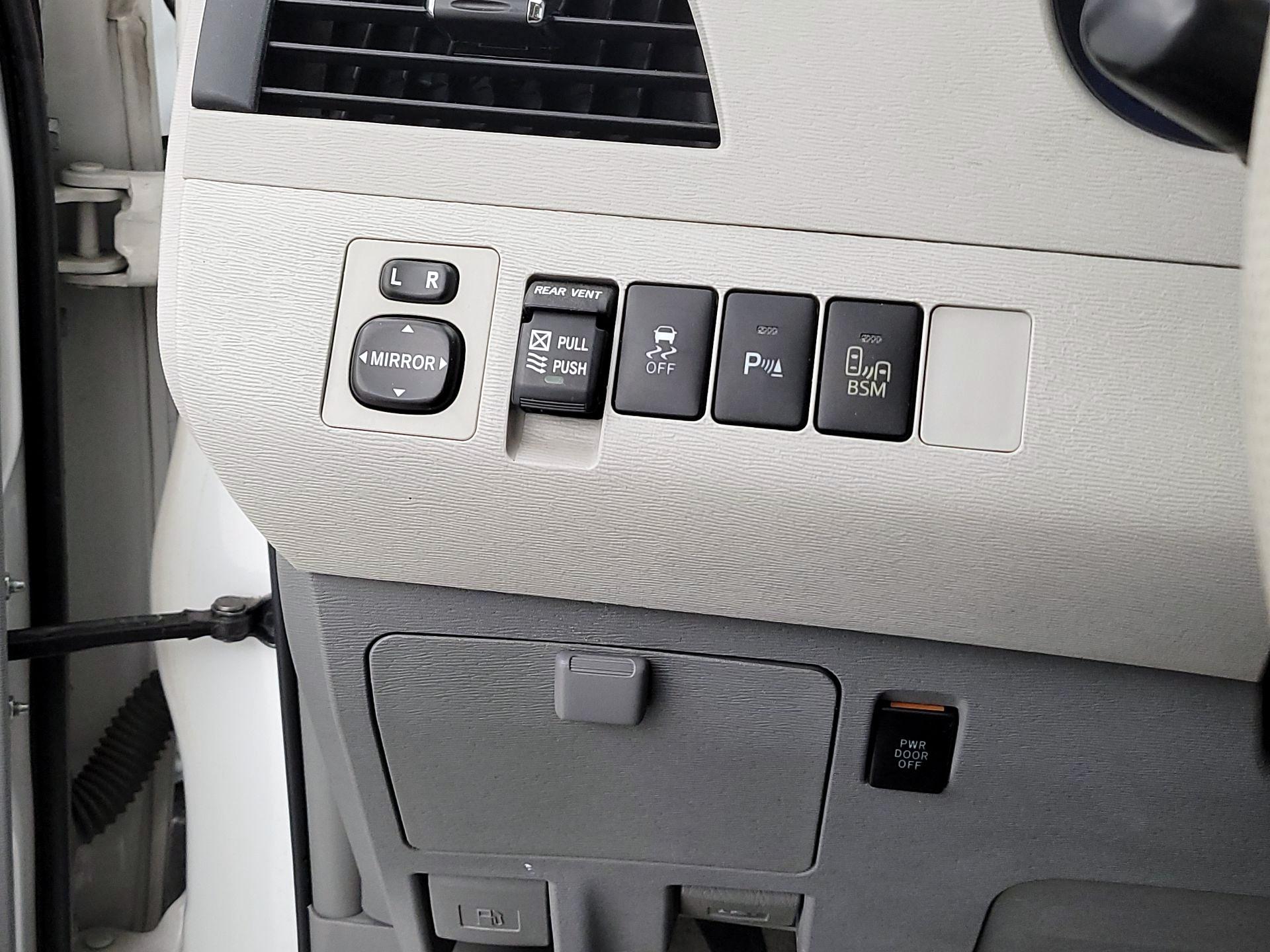 Thumbnail: 2014 Toyota Sienna - 13
