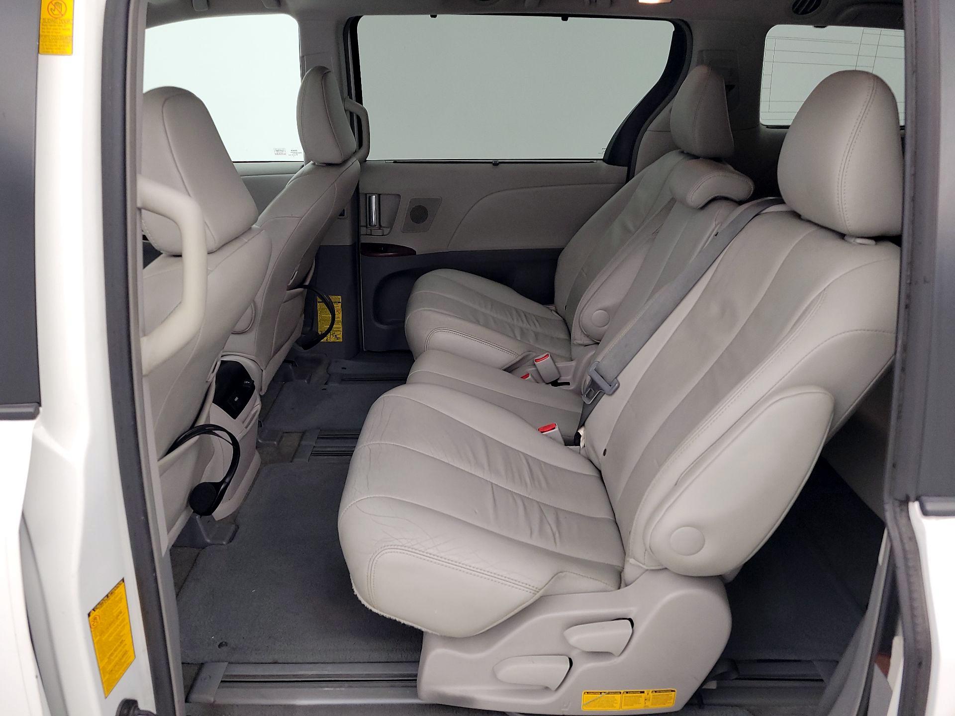 Thumbnail: 2014 Toyota Sienna - 20