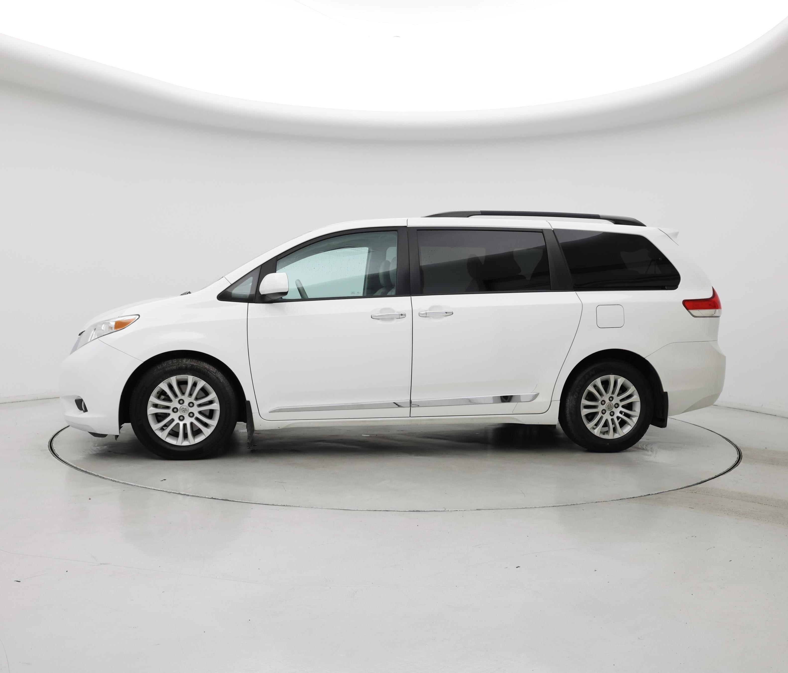 Thumbnail: 2014 Toyota Sienna - 3