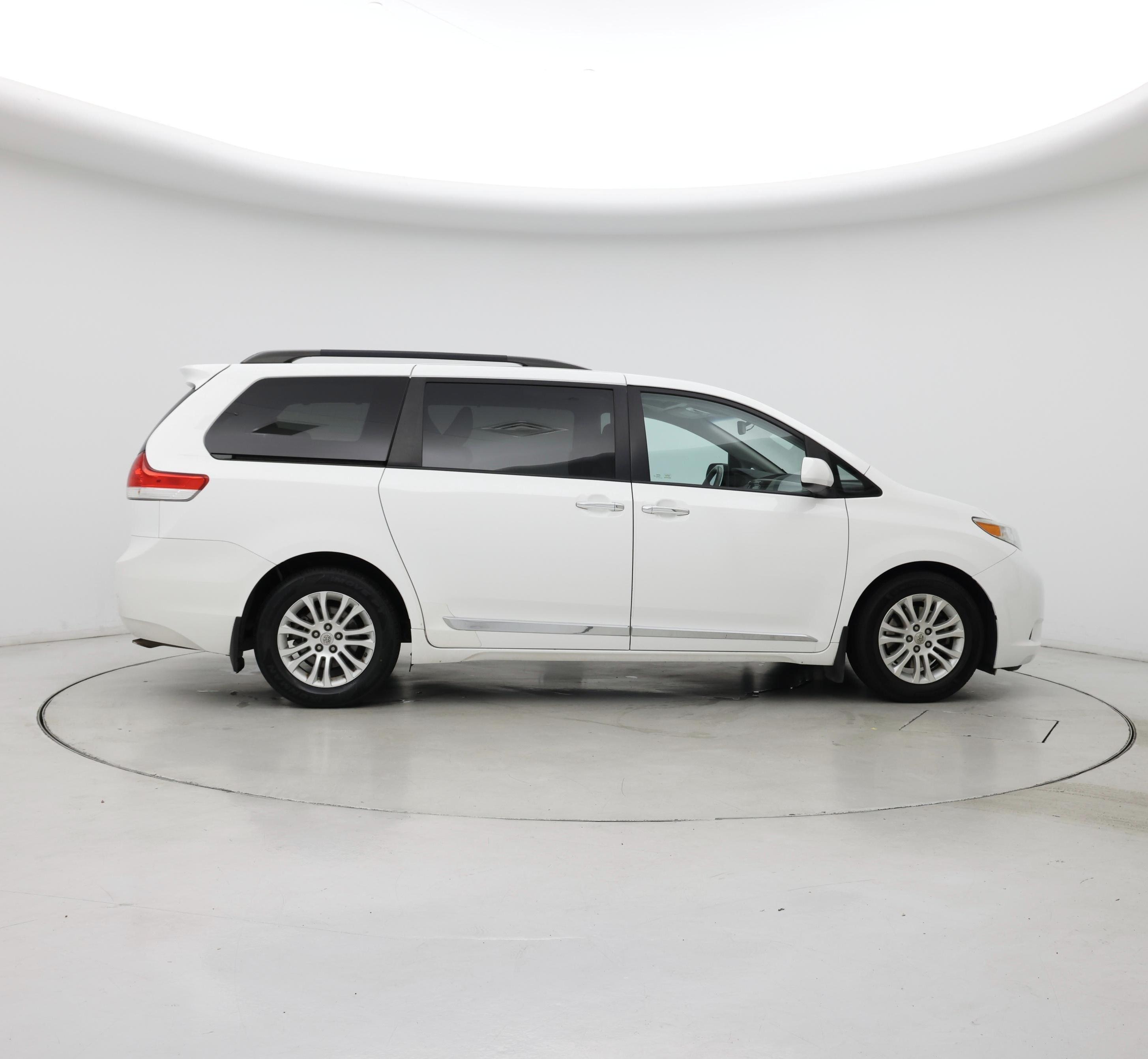 Thumbnail: 2014 Toyota Sienna - 7