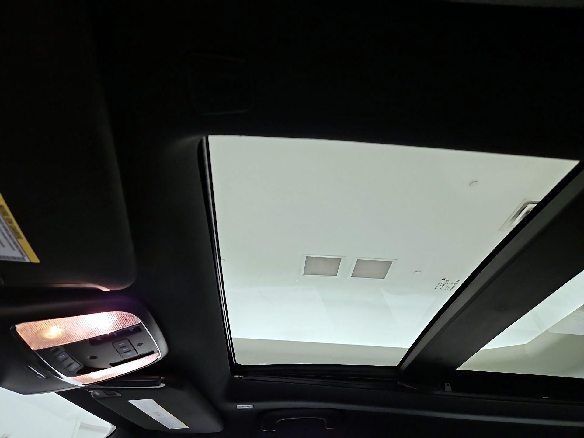 Thumbnail: 2022 Chrysler 300 - 20