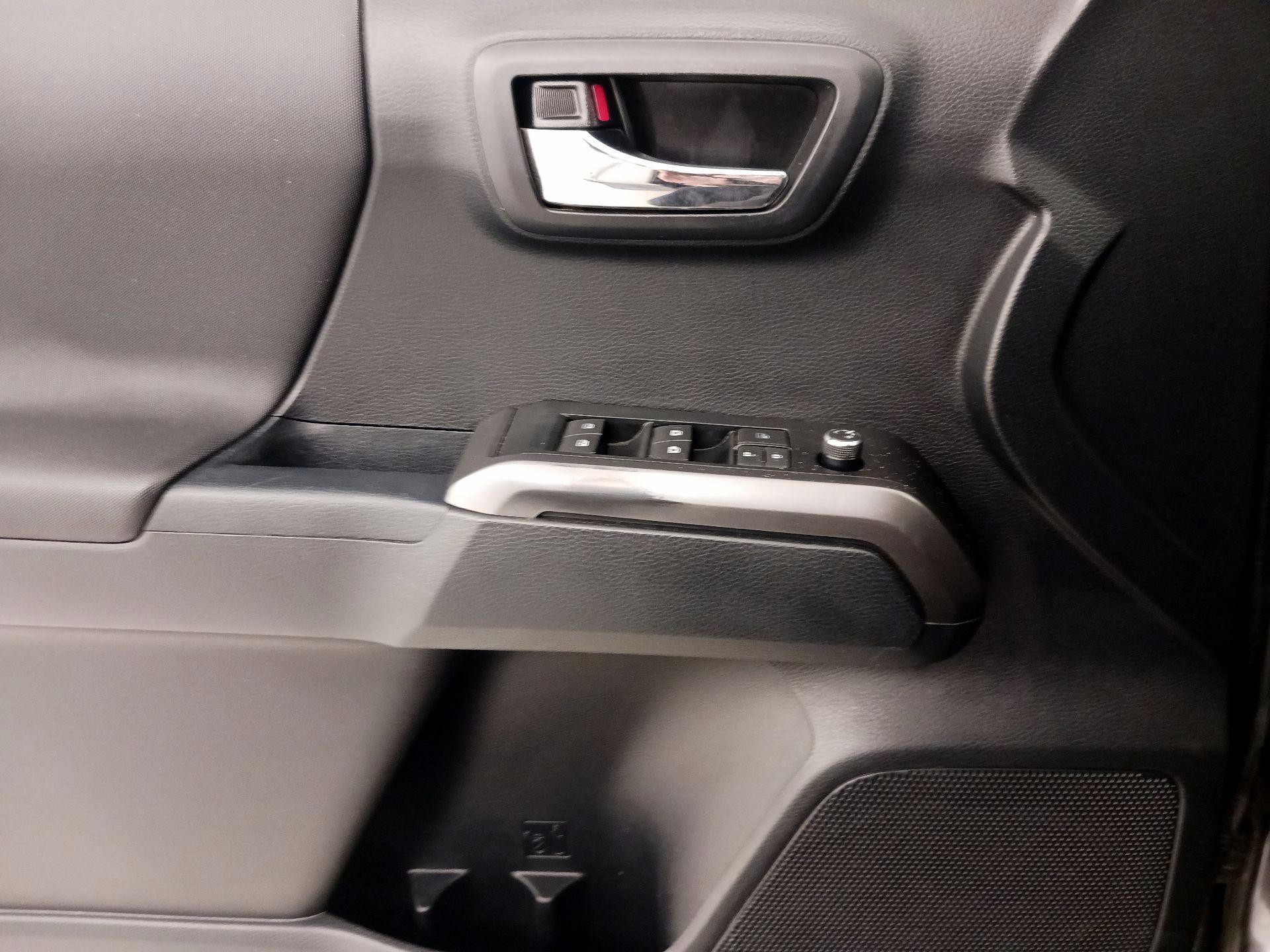 Thumbnail: 2018 Toyota Tacoma - 12