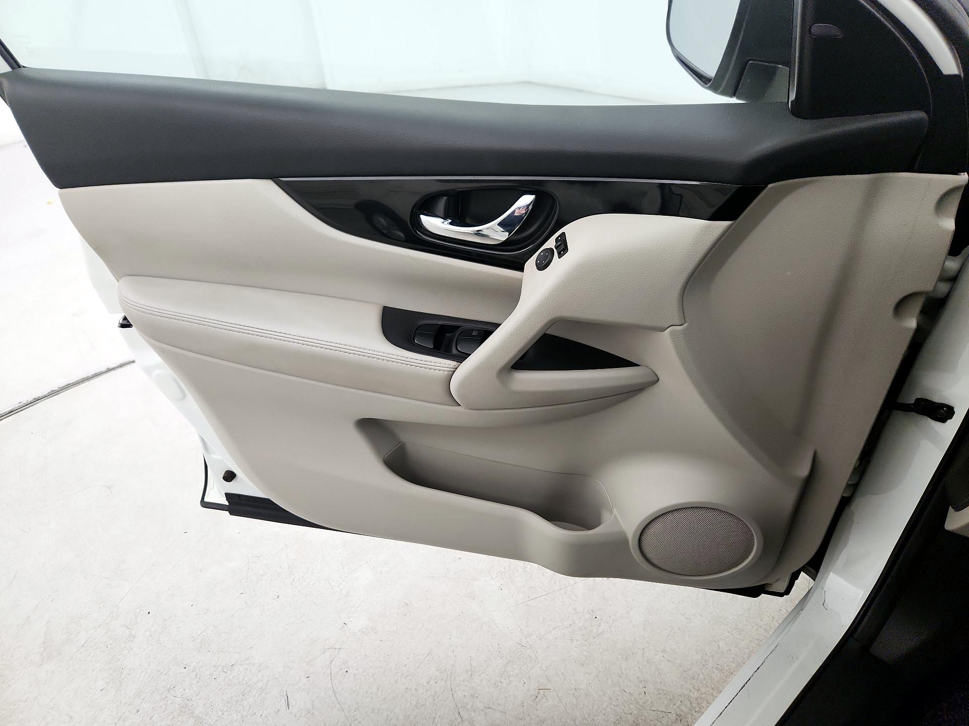 Thumbnail: 2019 Nissan Rogue Sport - 12