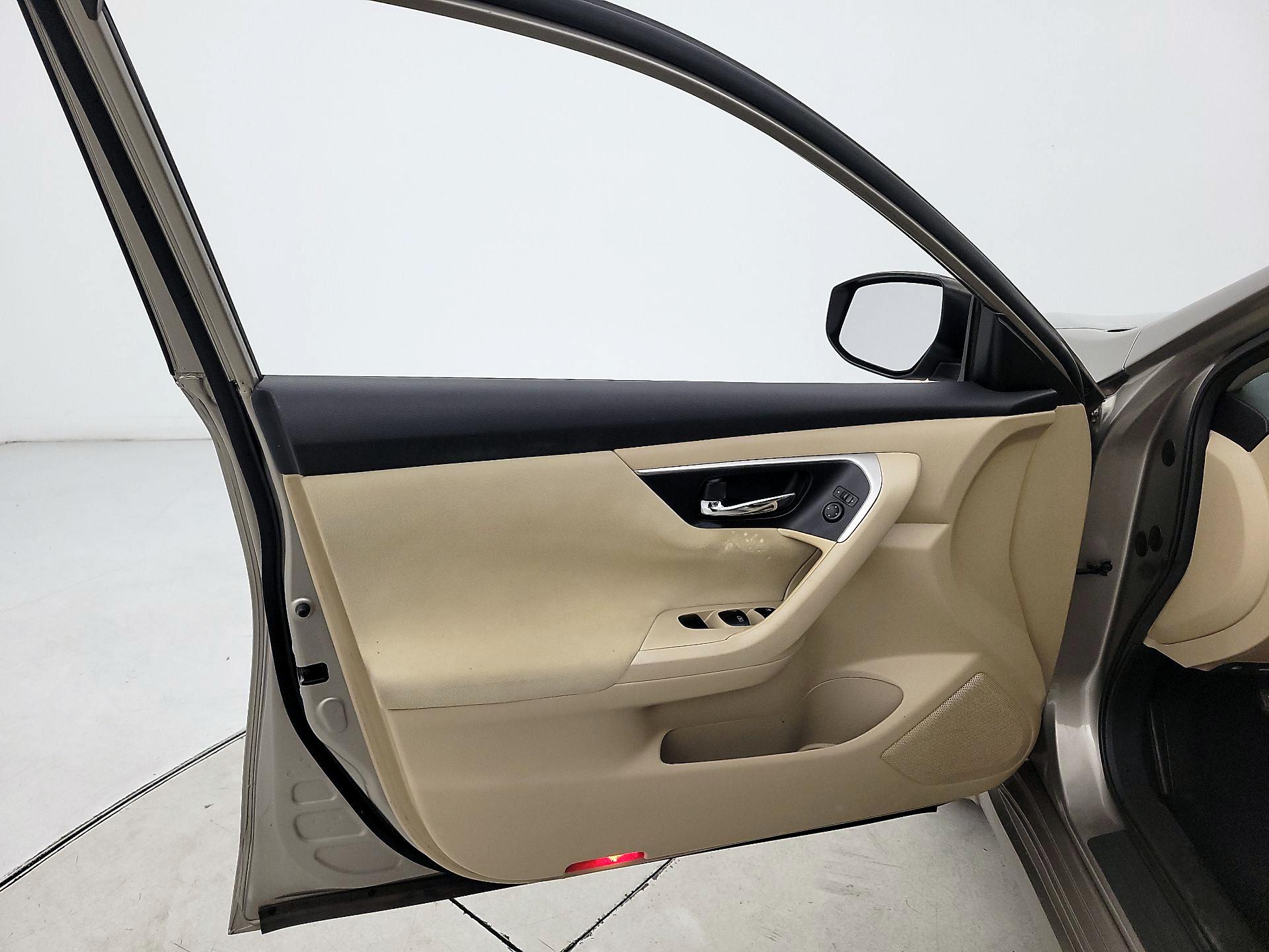 Thumbnail: 2015 Nissan Altima - 12
