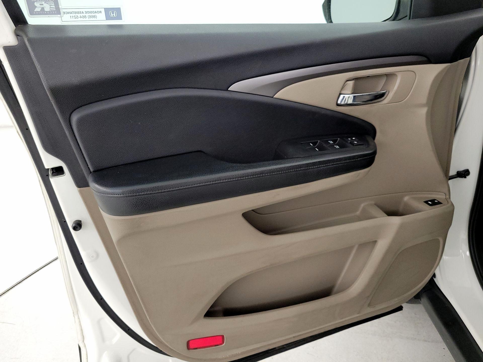 Thumbnail: 2017 Honda Pilot - 12