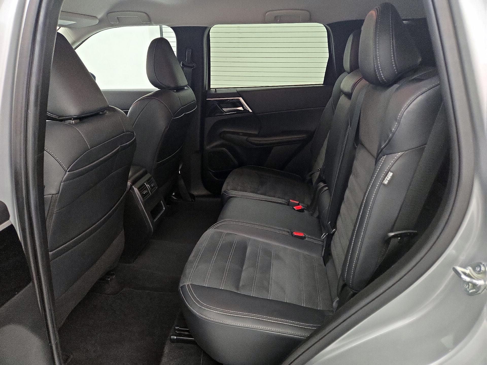 Thumbnail: 2024 Mitsubishi Outlander - 20