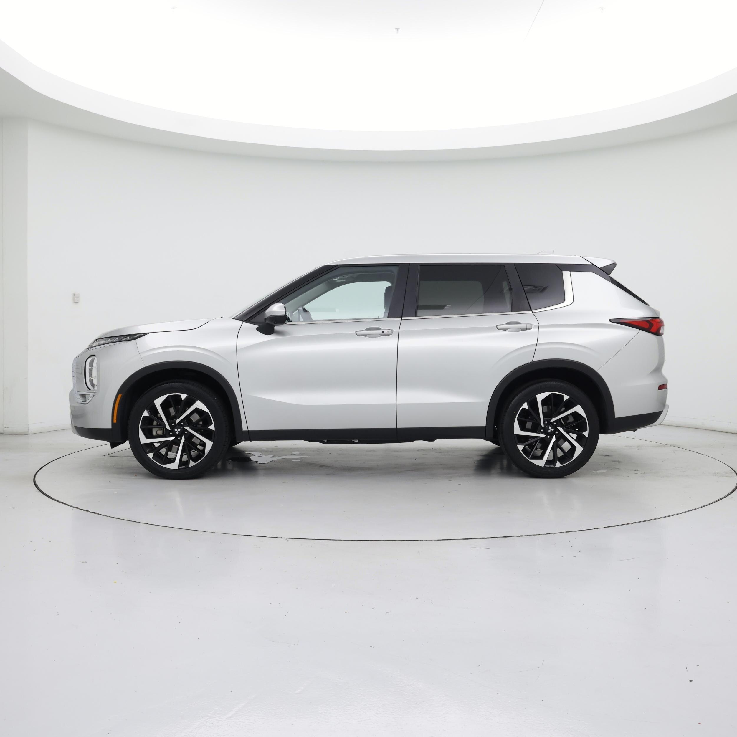 Thumbnail: 2024 Mitsubishi Outlander - 3