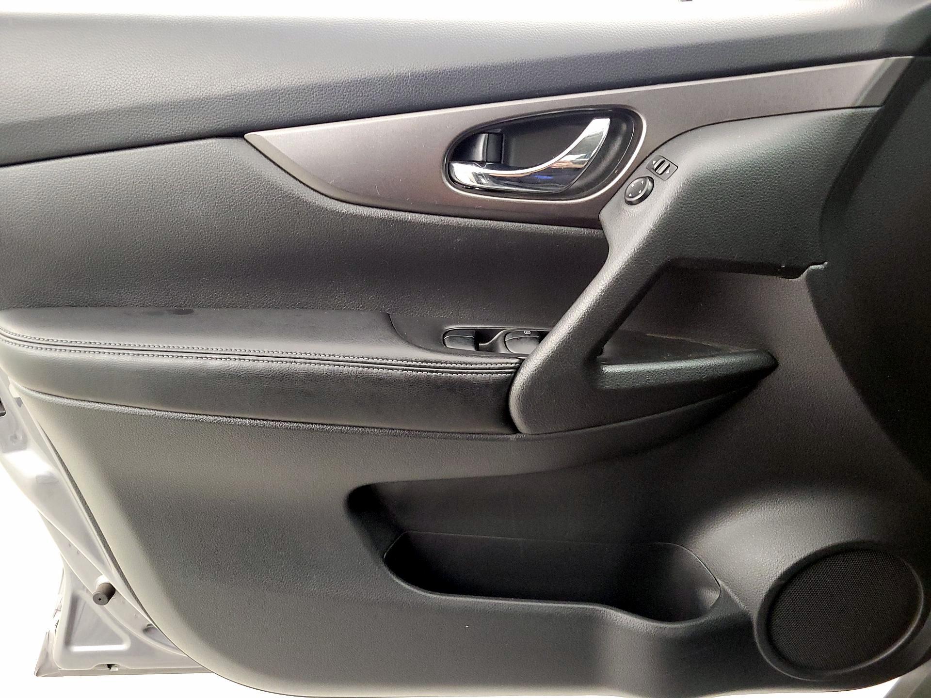 Thumbnail: 2015 Nissan Rogue - 12