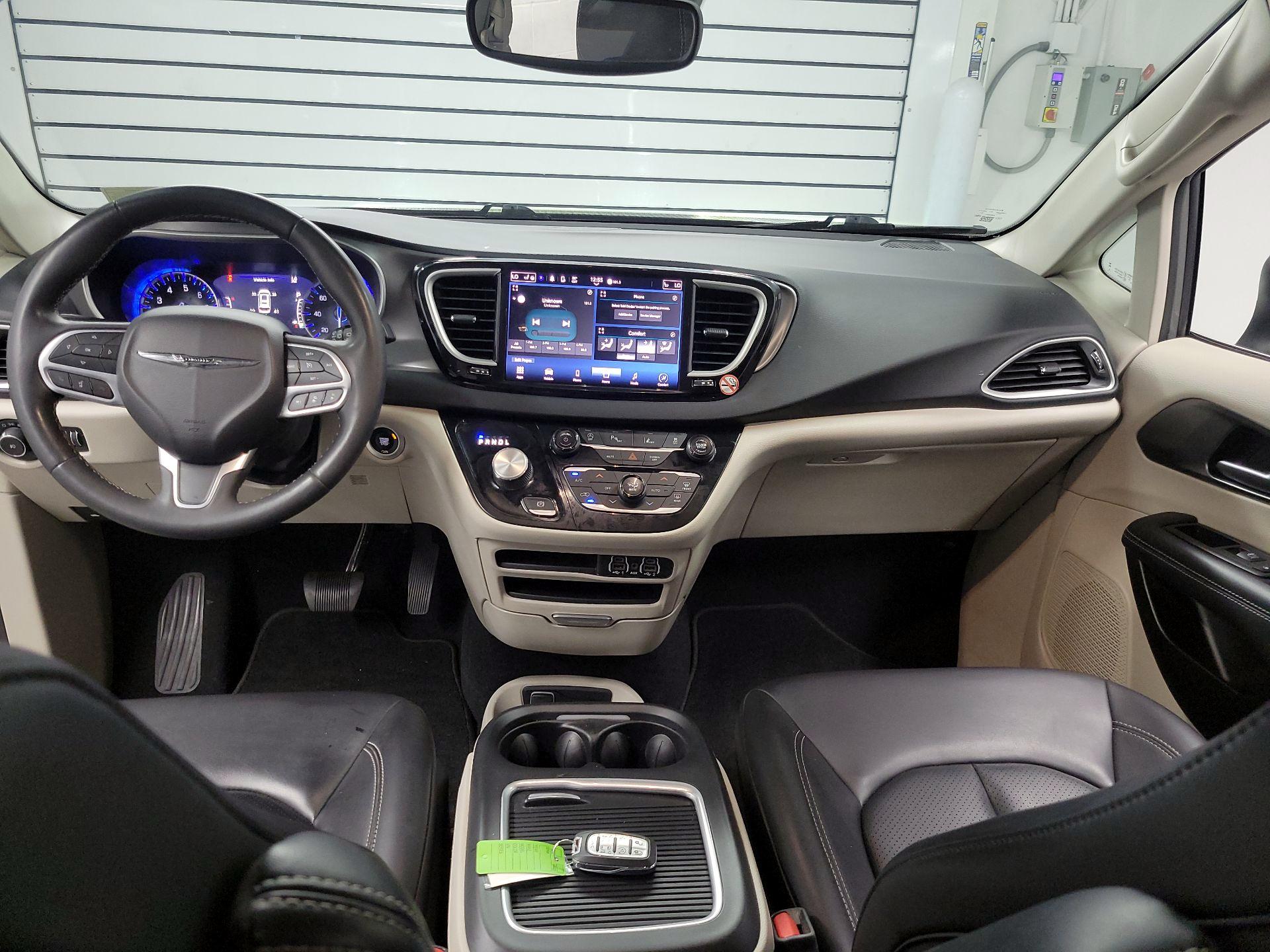 Thumbnail: 2023 Chrysler Pacifica - 9