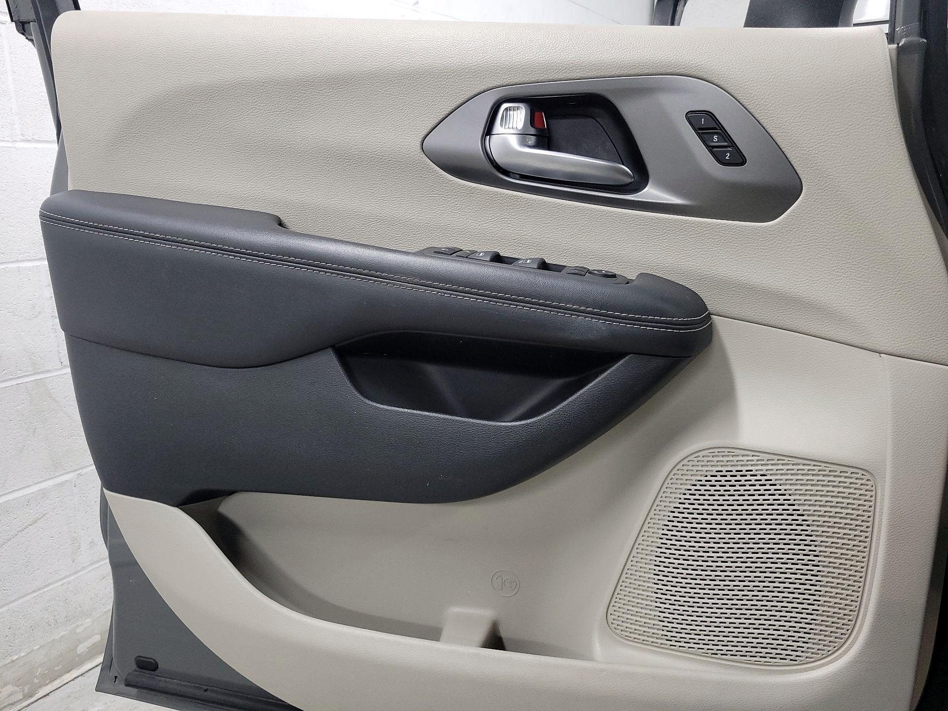 Thumbnail: 2023 Chrysler Pacifica - 12