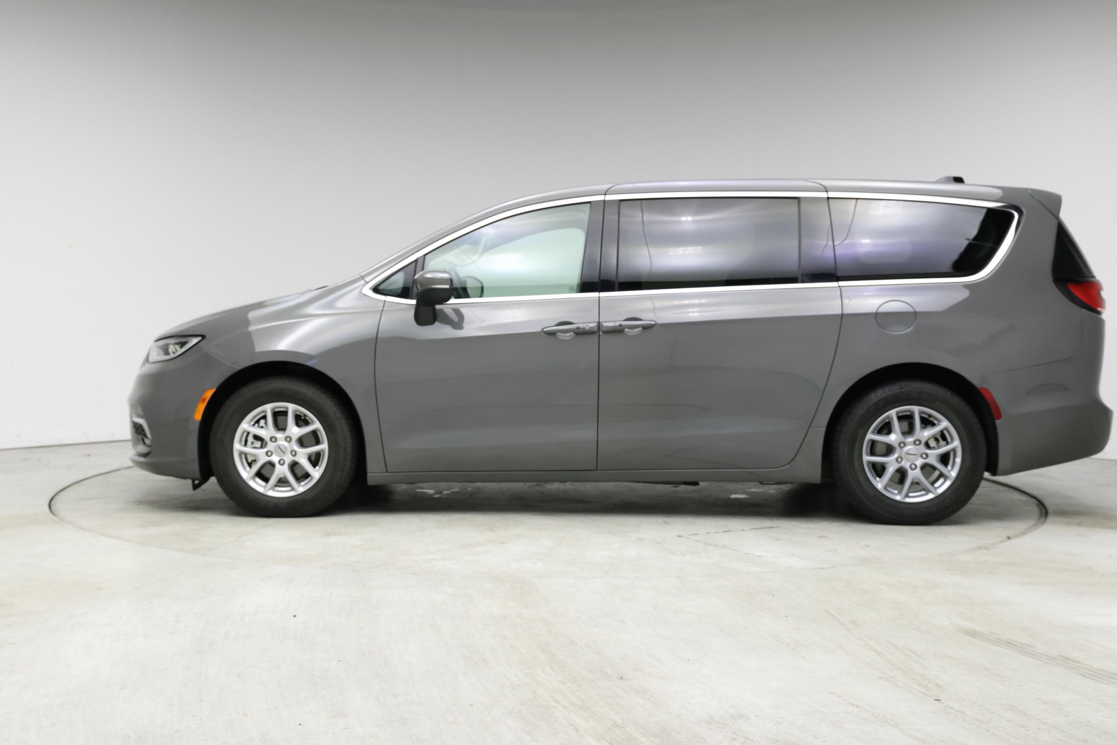 Thumbnail: 2023 Chrysler Pacifica - 3