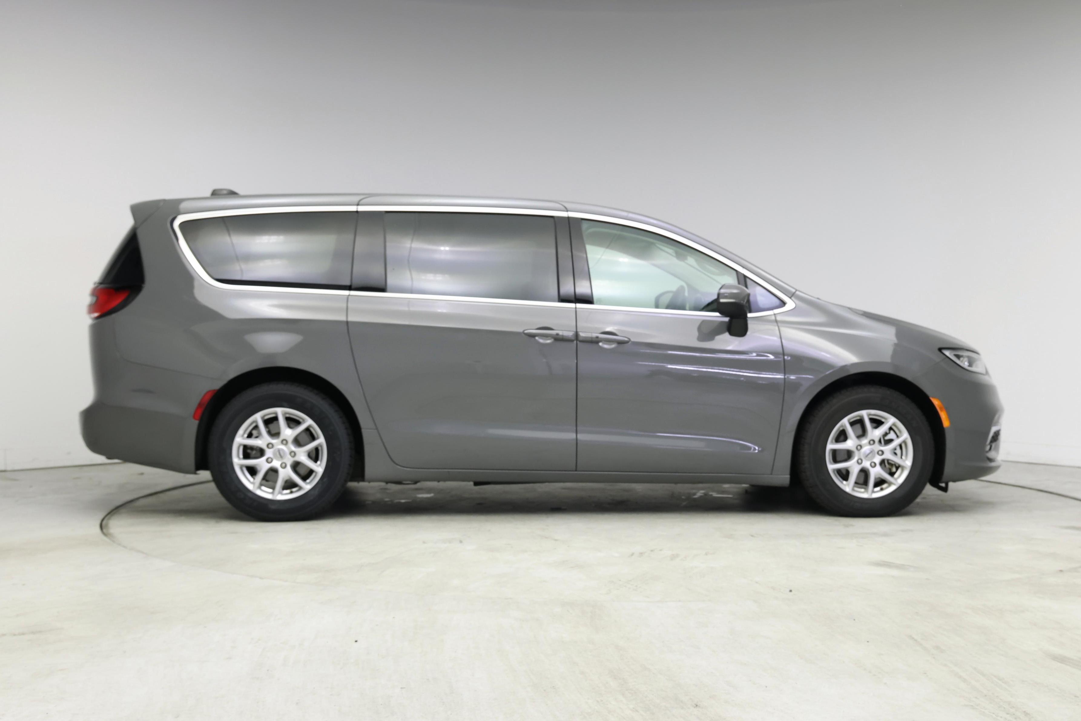 Thumbnail: 2023 Chrysler Pacifica - 7