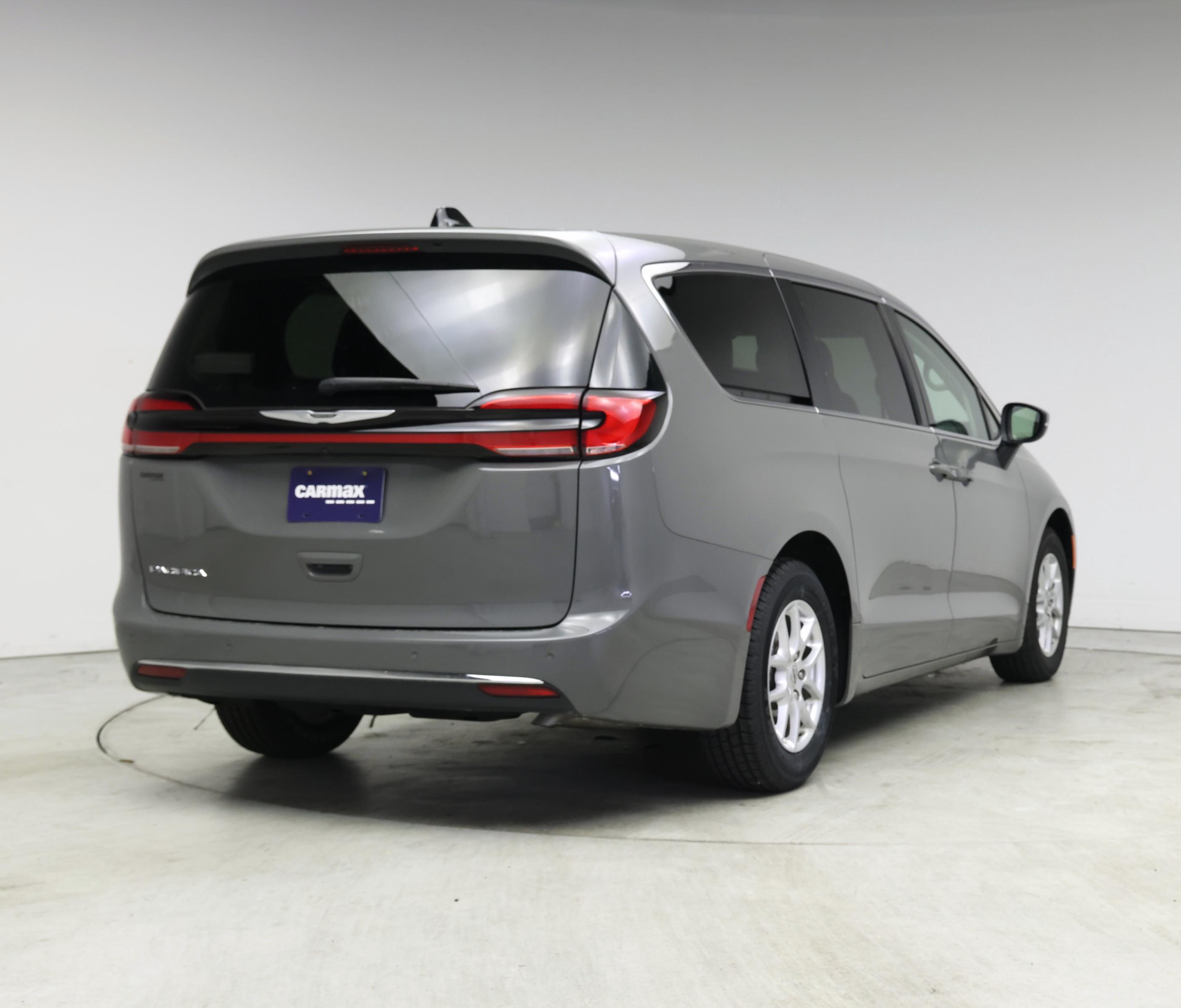 Thumbnail: 2023 Chrysler Pacifica - 8