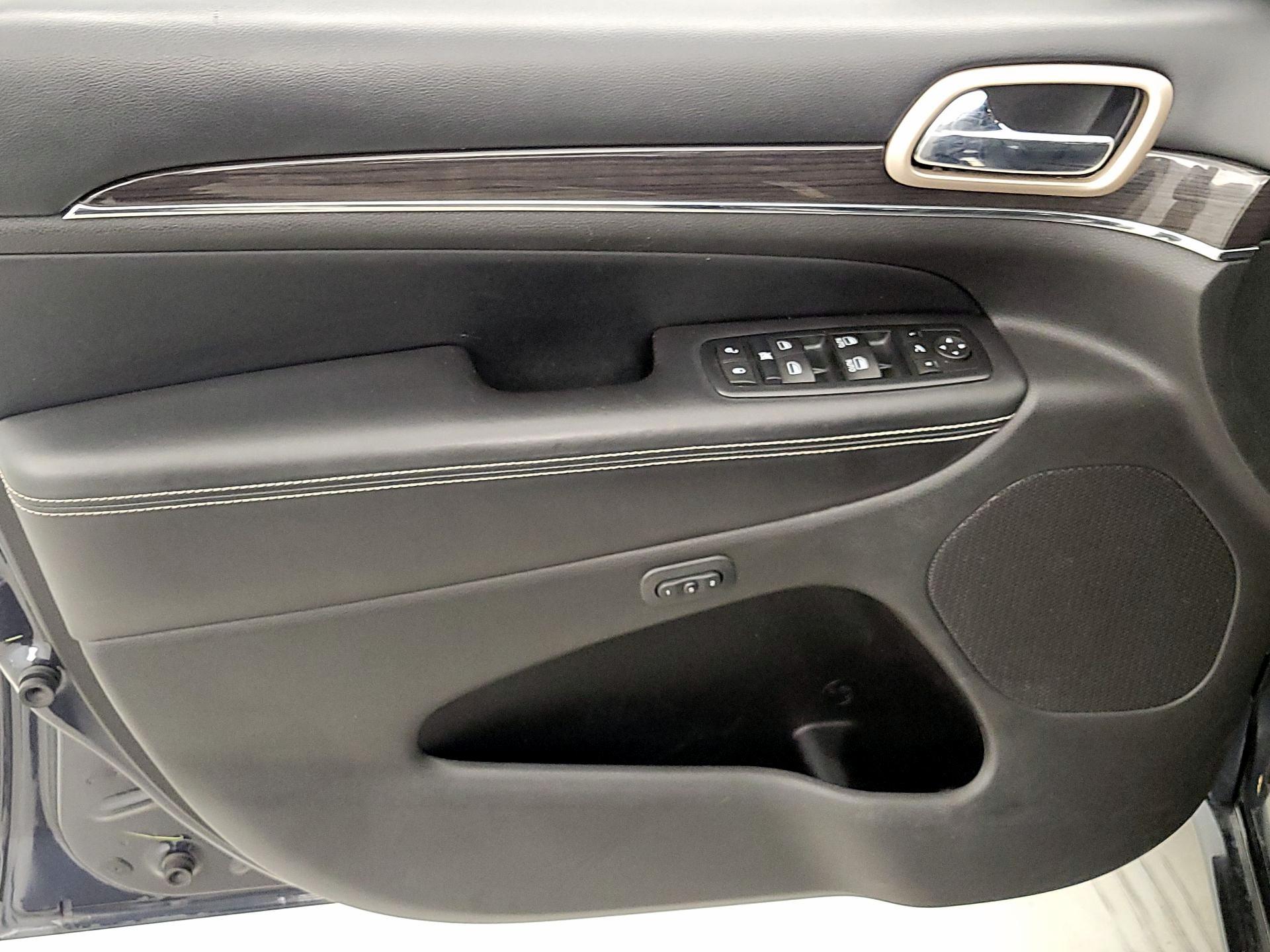 Thumbnail: 2015 Jeep Grand Cherokee - 12